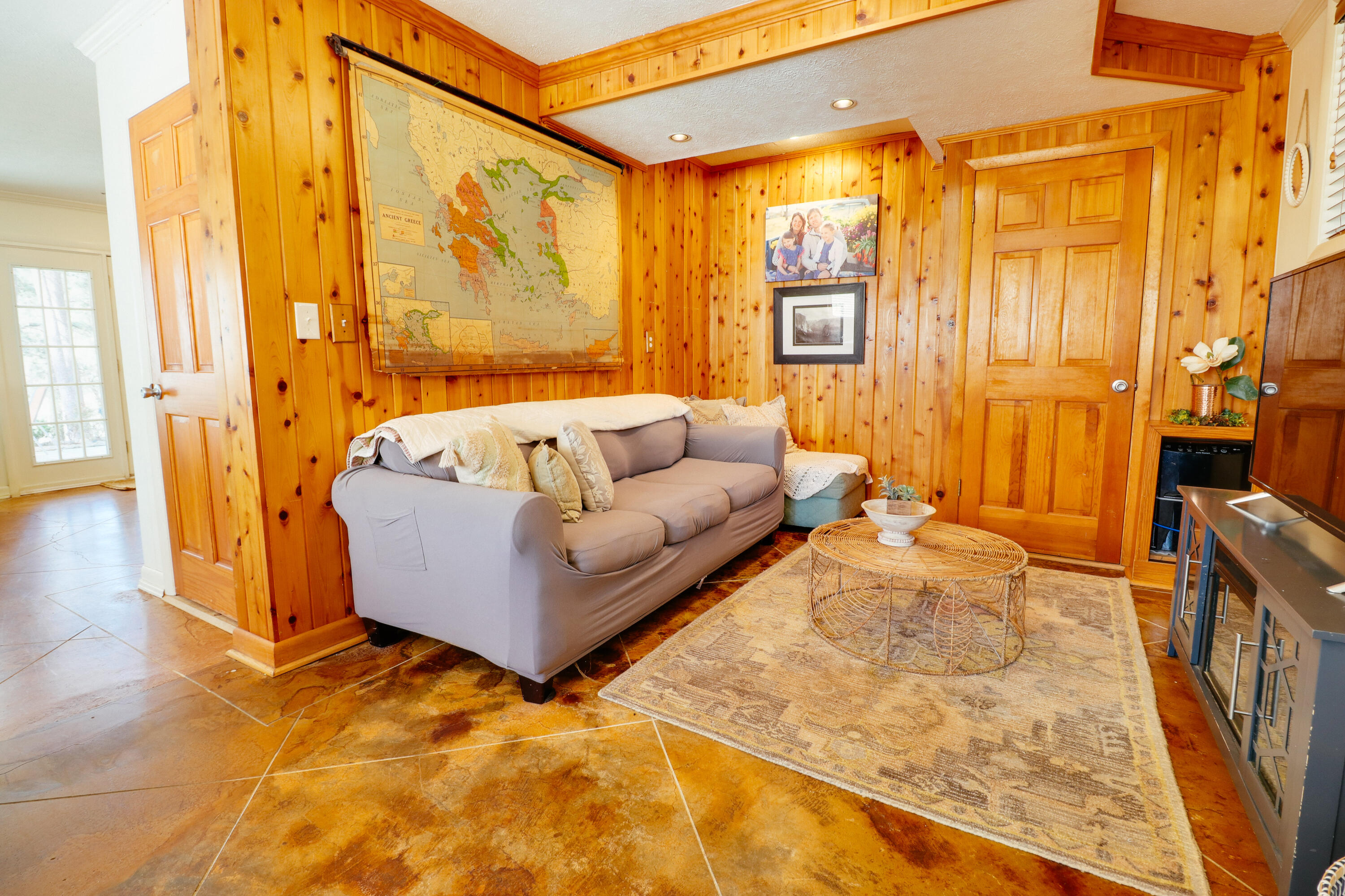 1061 Delaware Dr-7