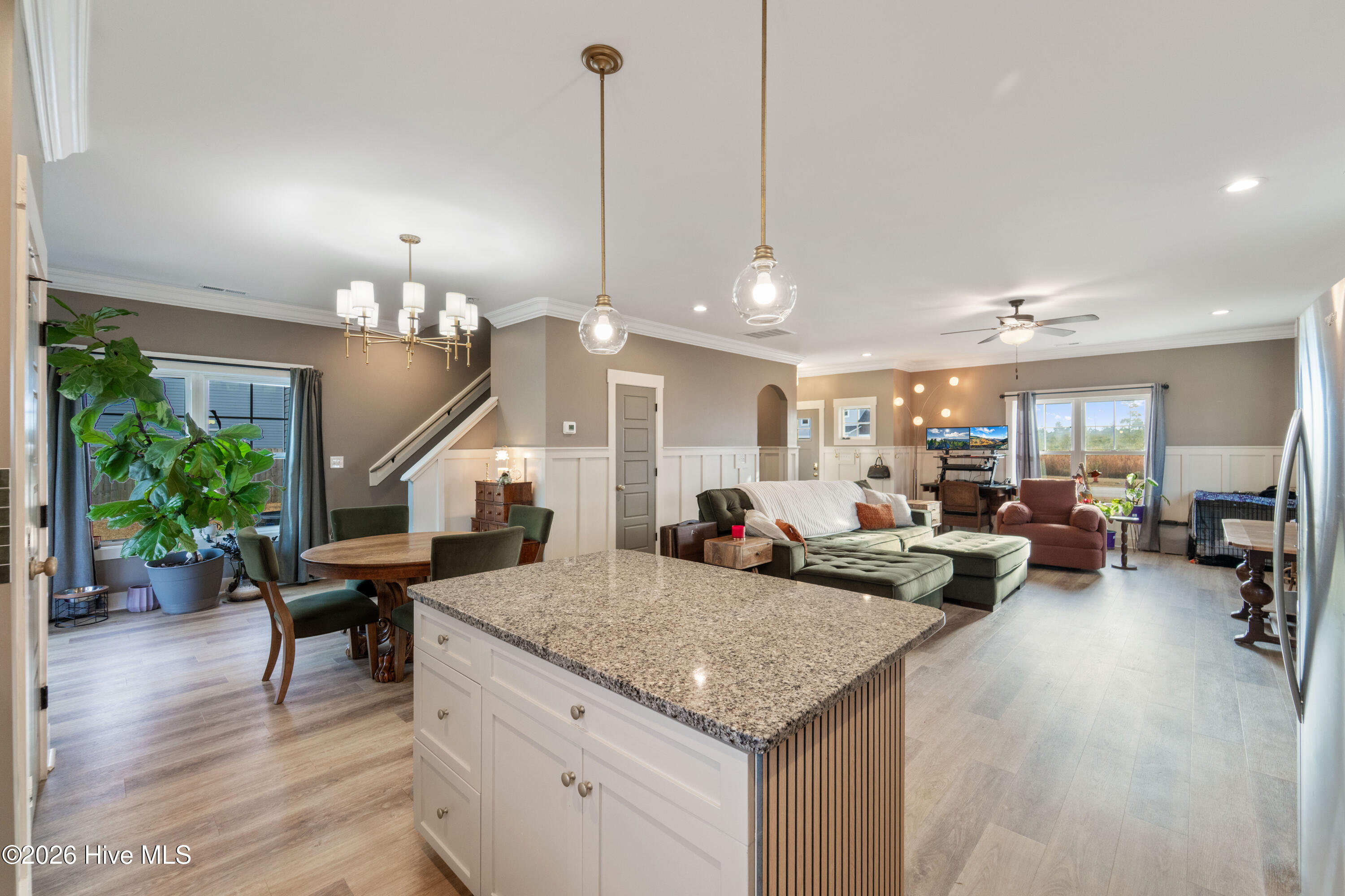 100549687 | Photo 25