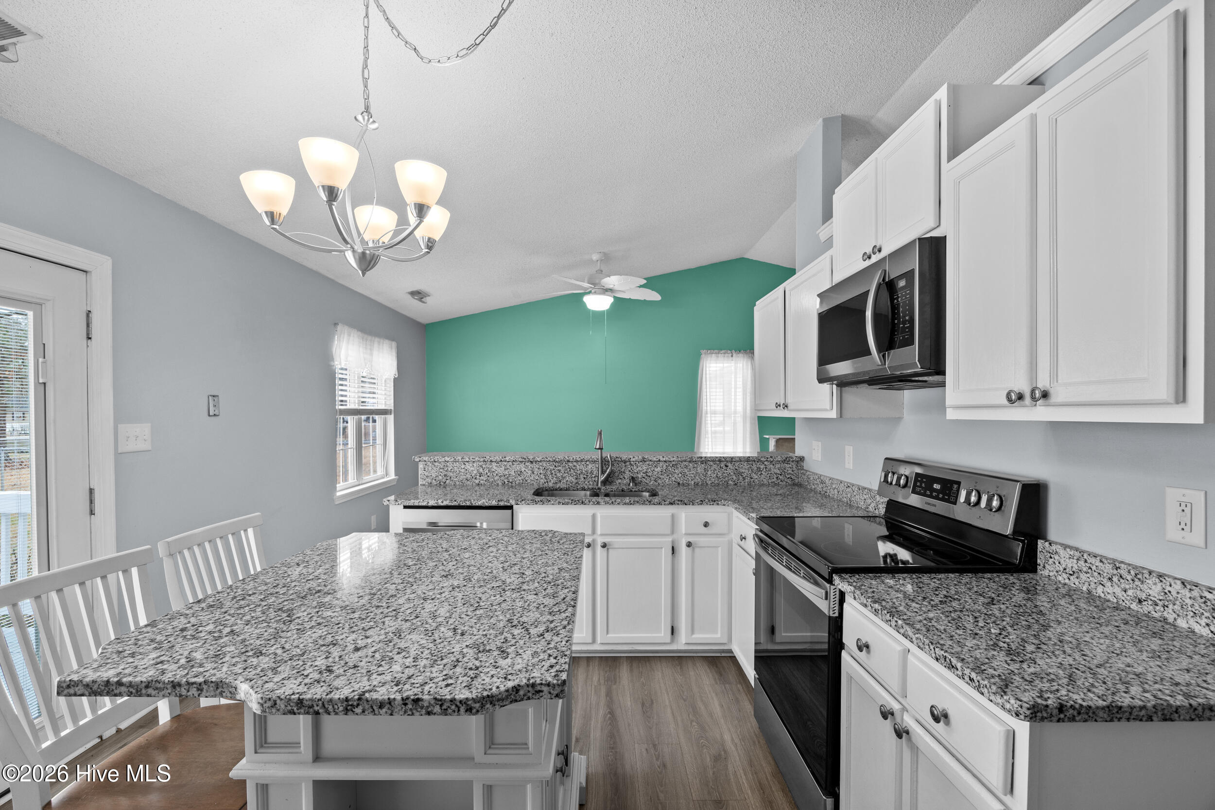 100547935 | Photo 10