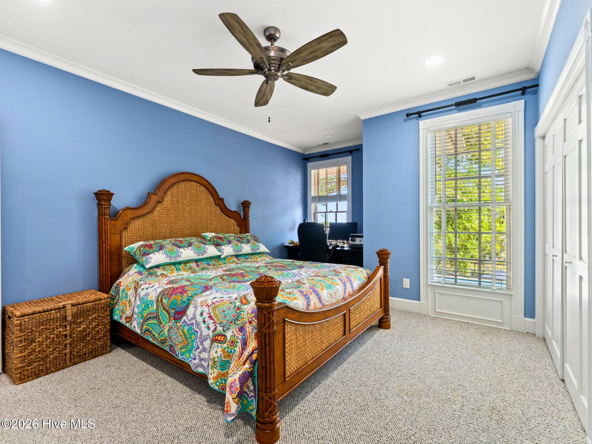 100568629 | Photo 43