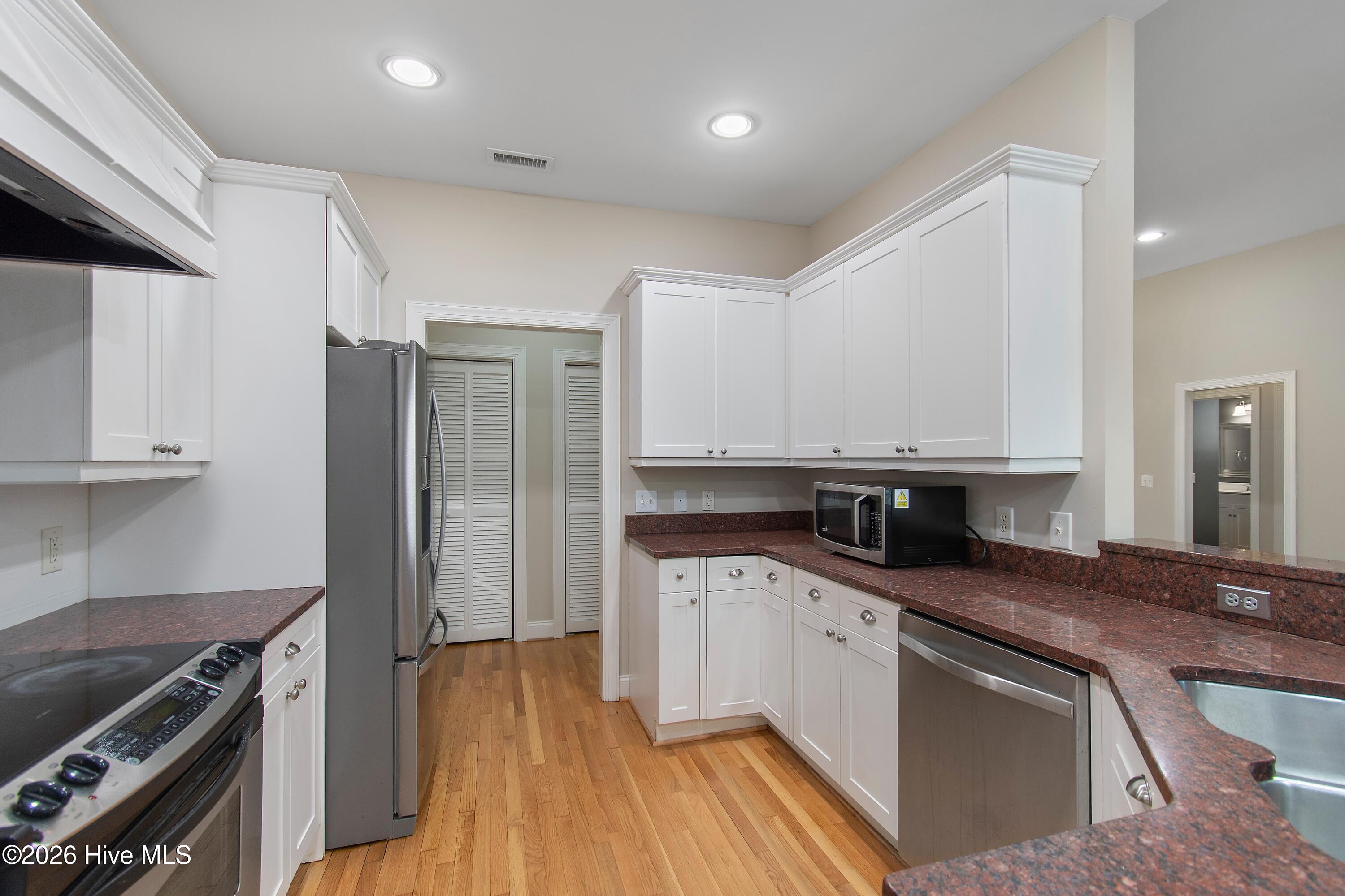 100561383 | Photo 14