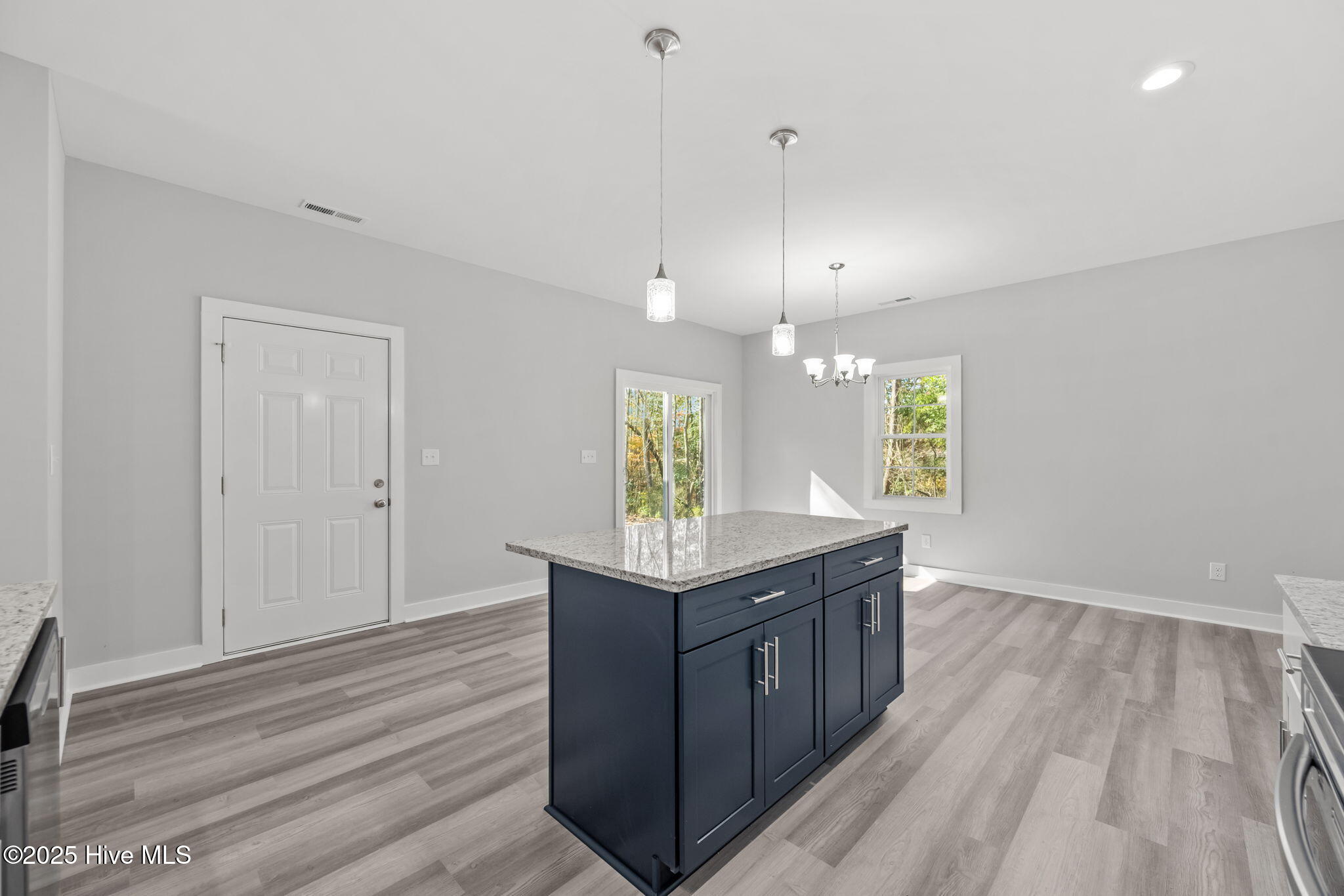 100542869 | Photo 18