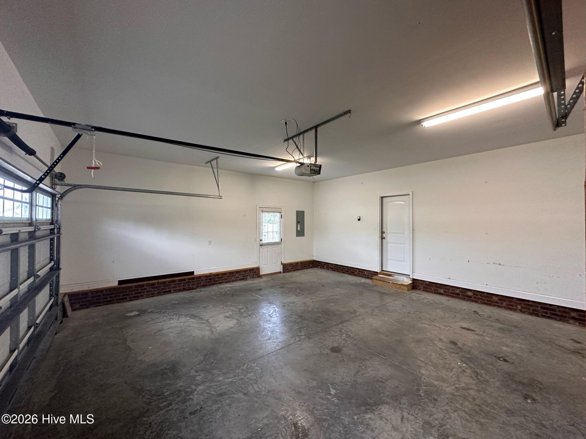 100557868 | Photo 50