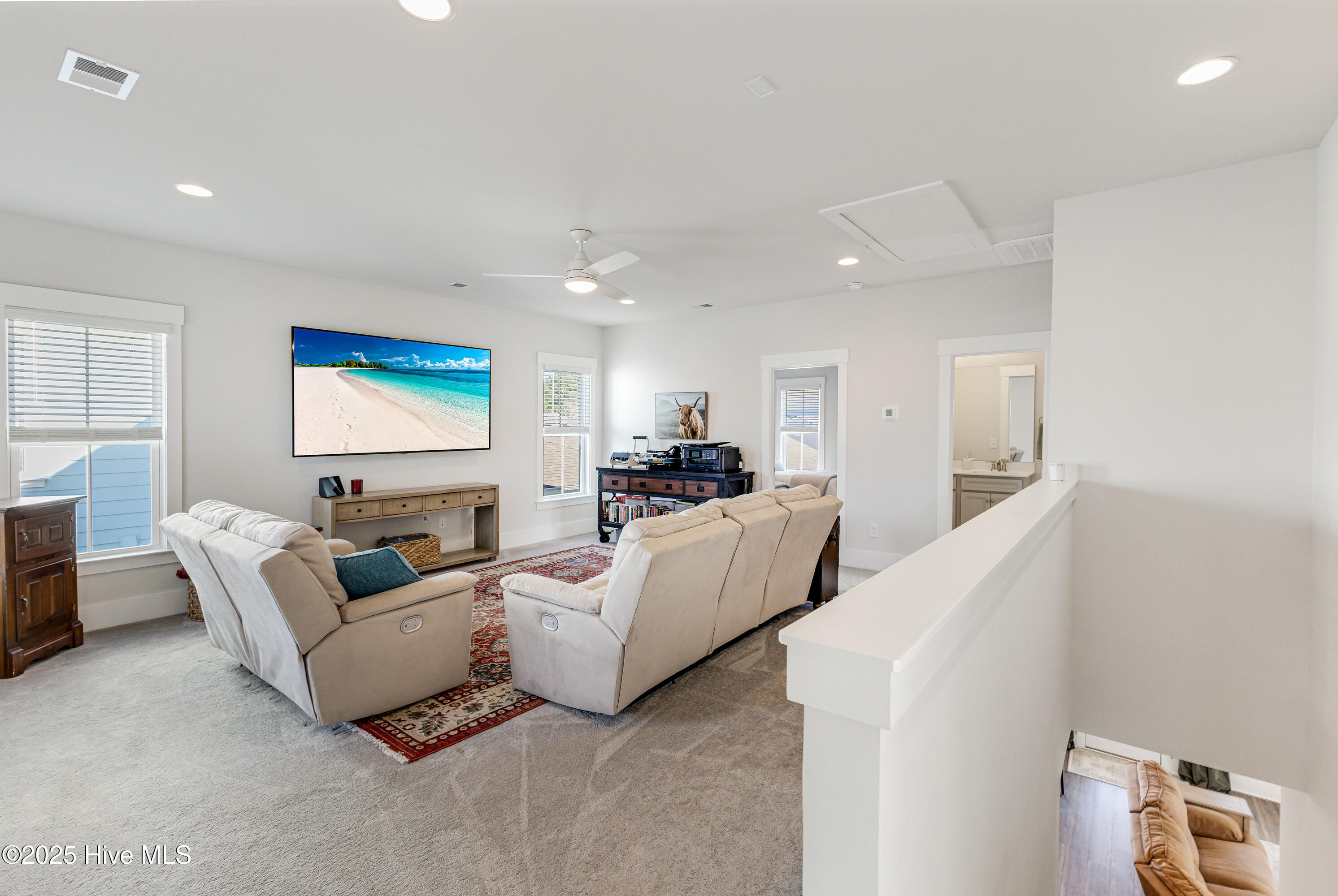 100553825 | Photo 25