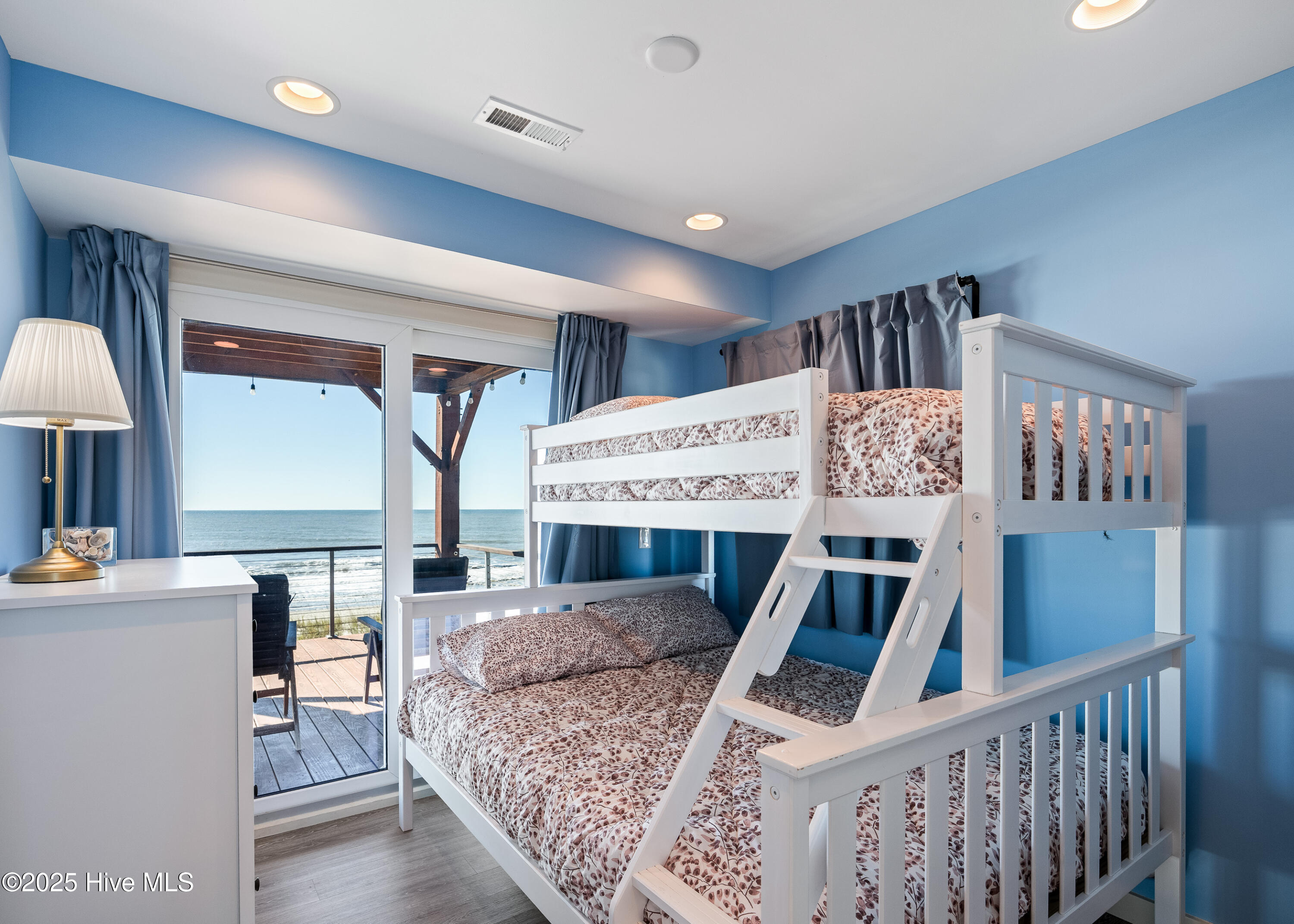 100539588 | Photo 35