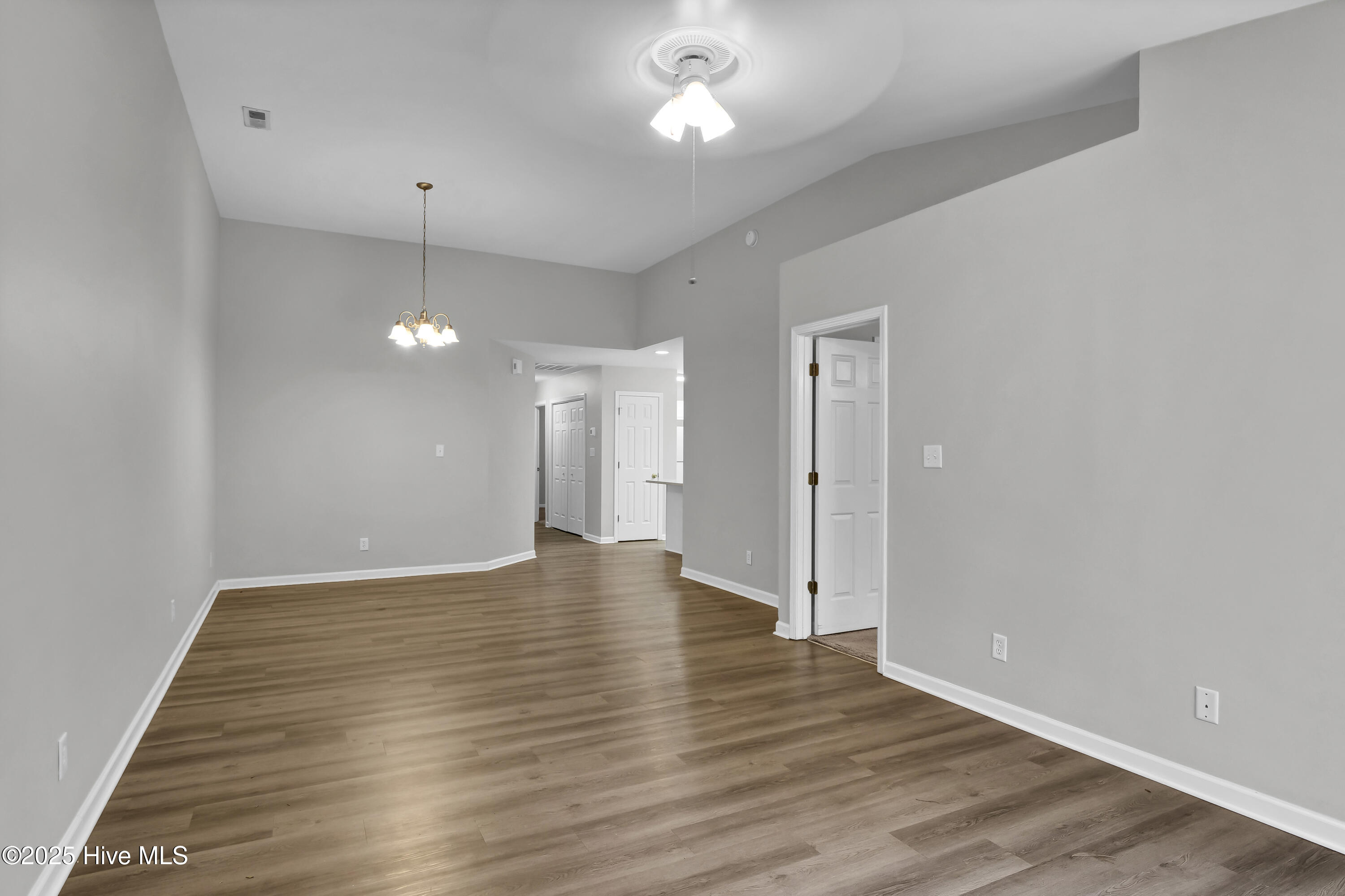 100483467 | Photo 15