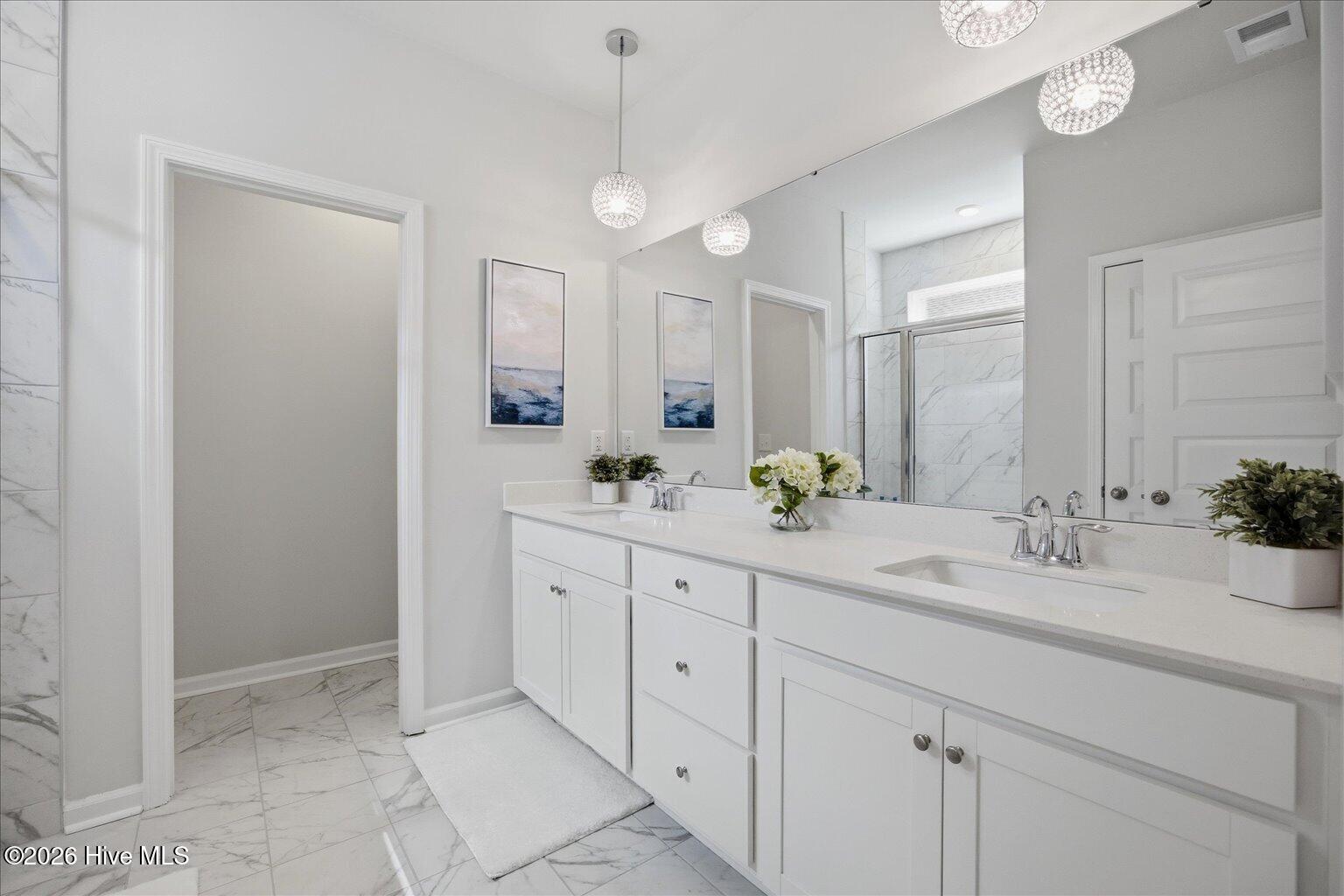 100560282 | Photo 25