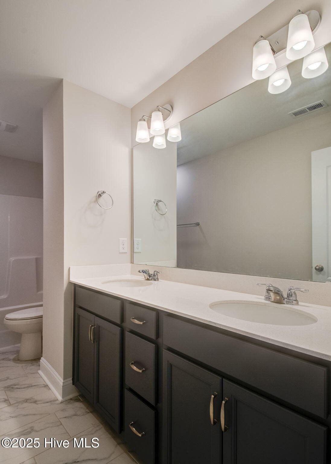 100535220 | Photo 45