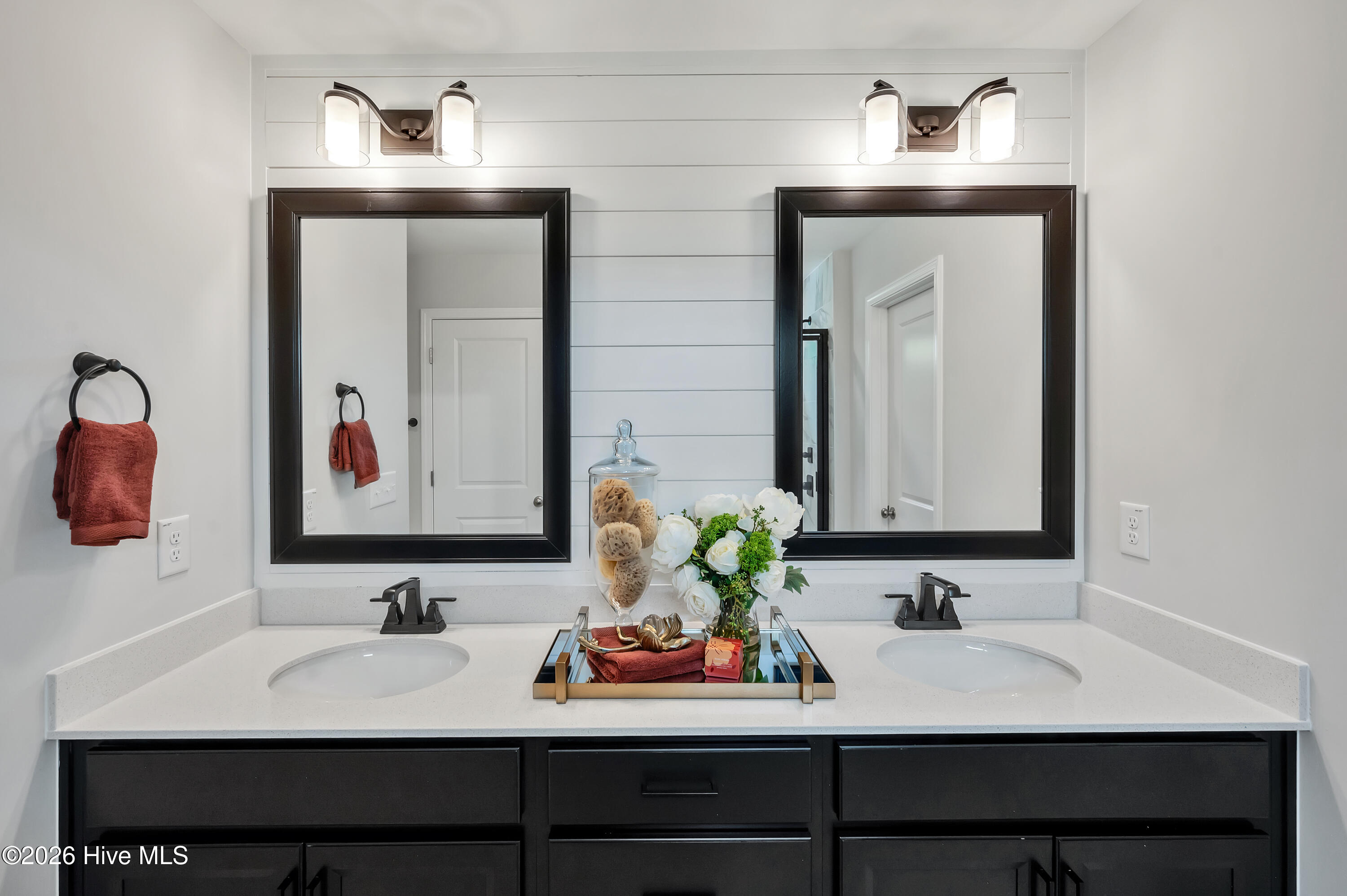 100548090 | Photo 40