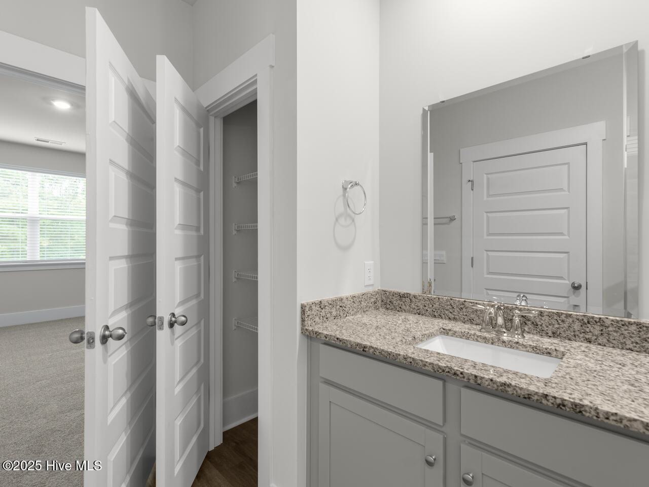 100569228 | Photo 22