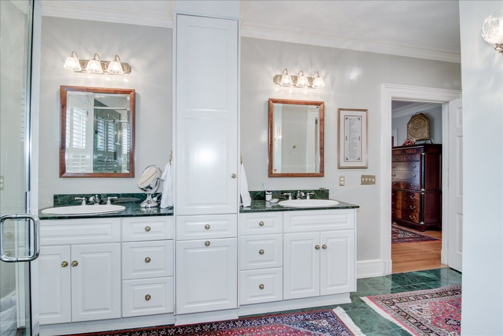 Owner's bathroom