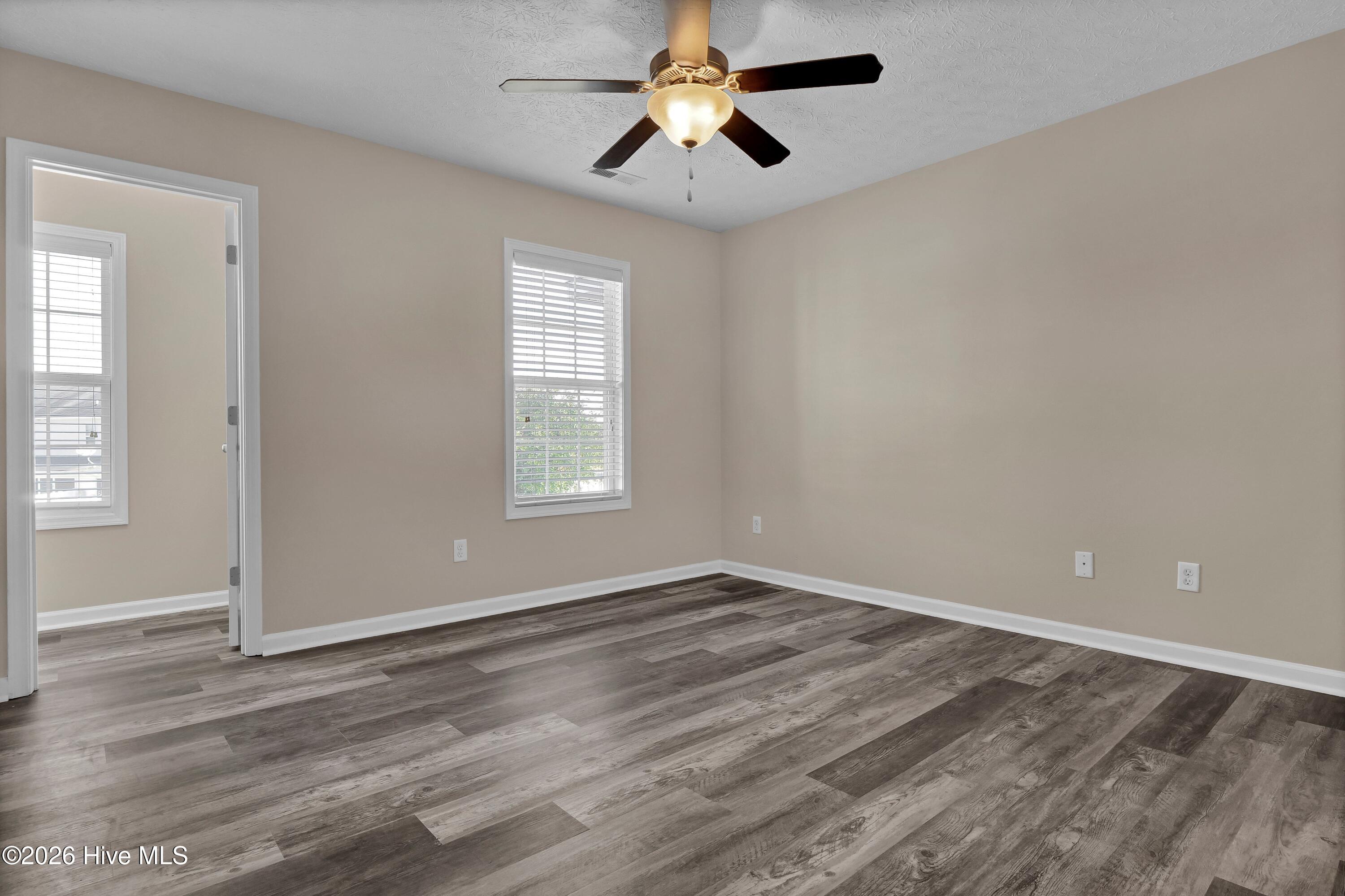 100550927 | Photo 15