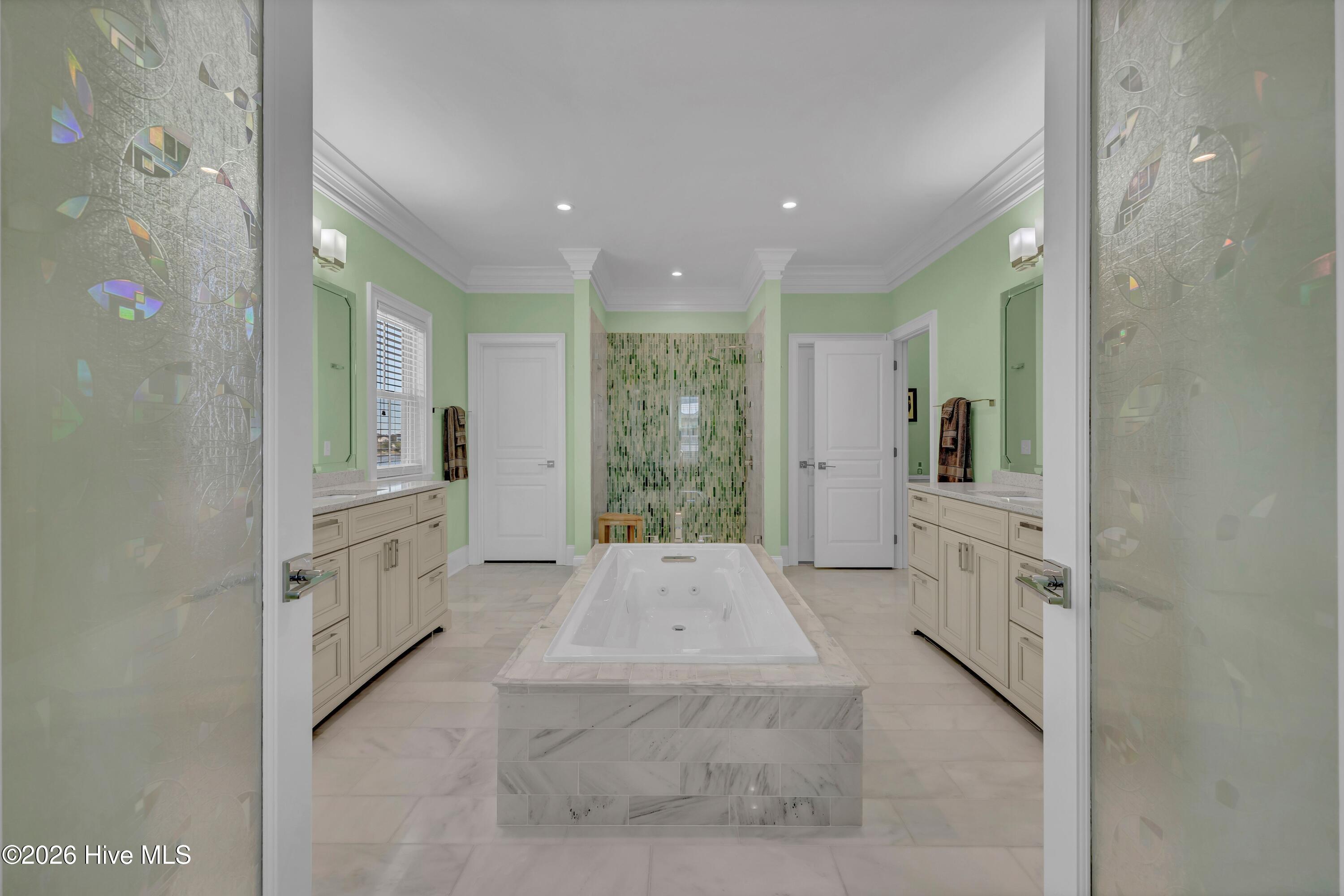 100569369 | Photo 32