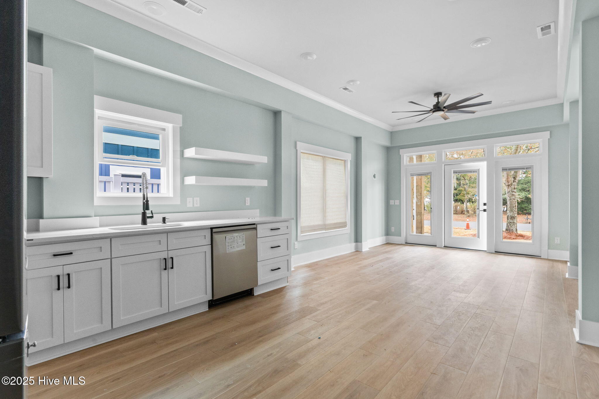 100548785 | Photo 32