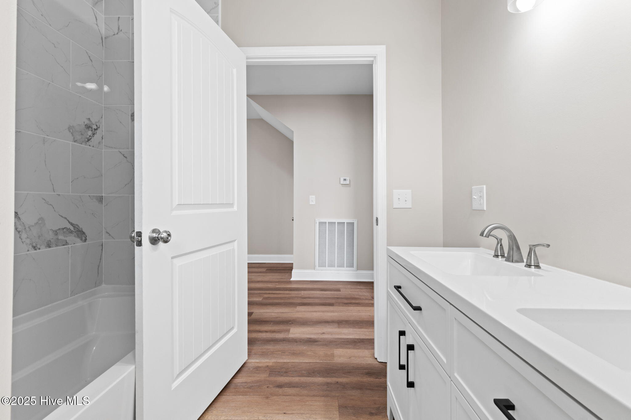 100533933 | Photo 23