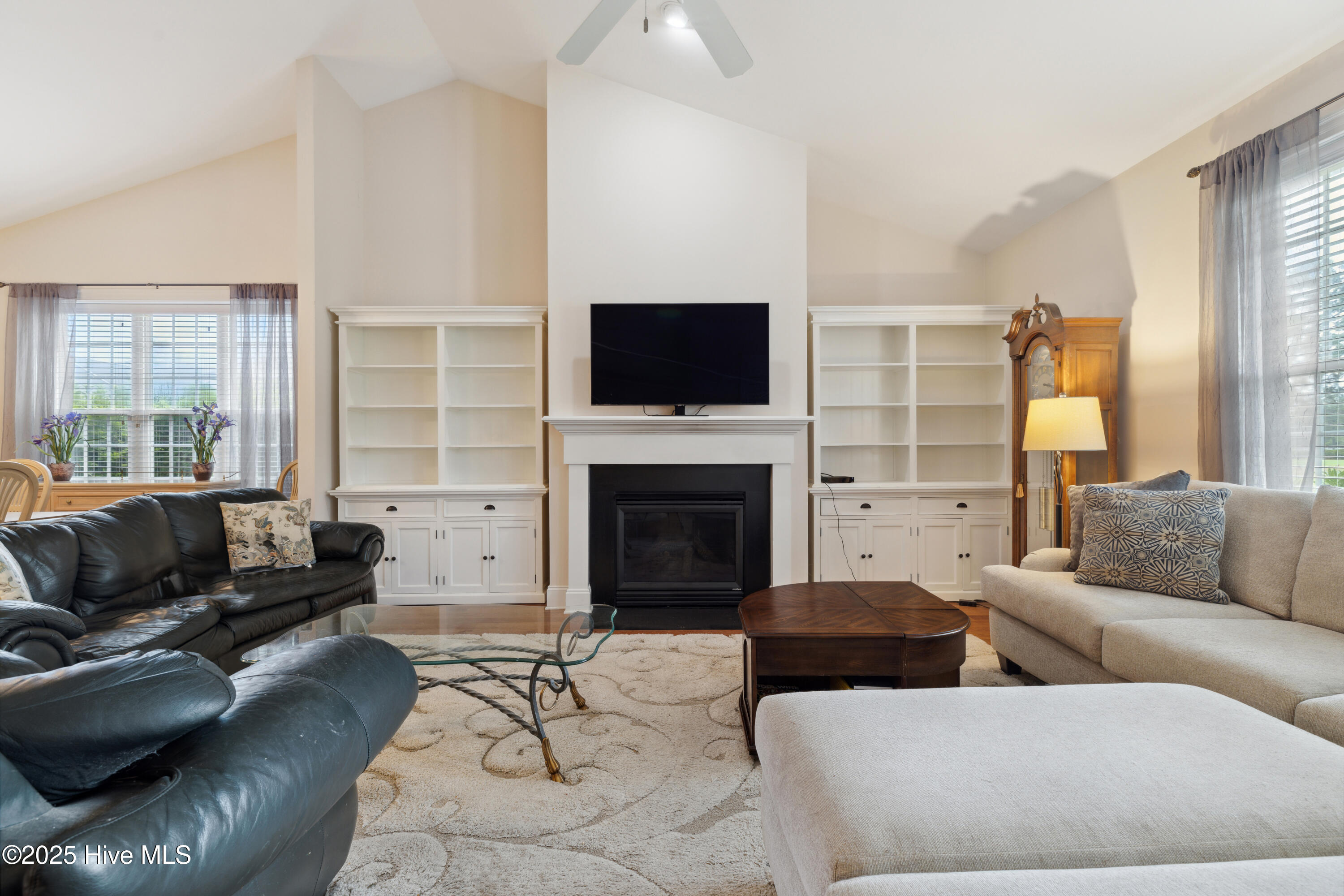 100514630 | Photo 15