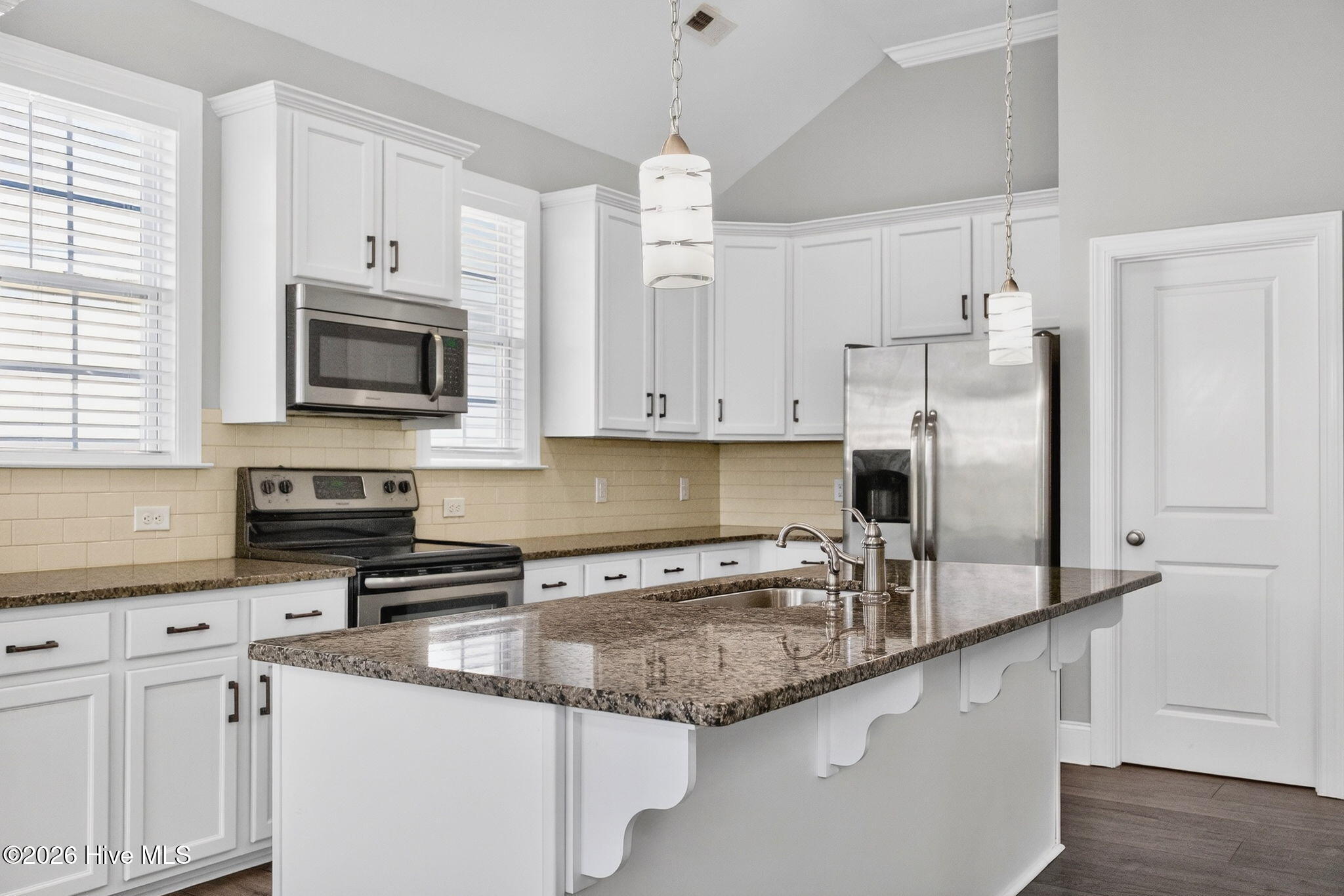 100563252 | Photo 15