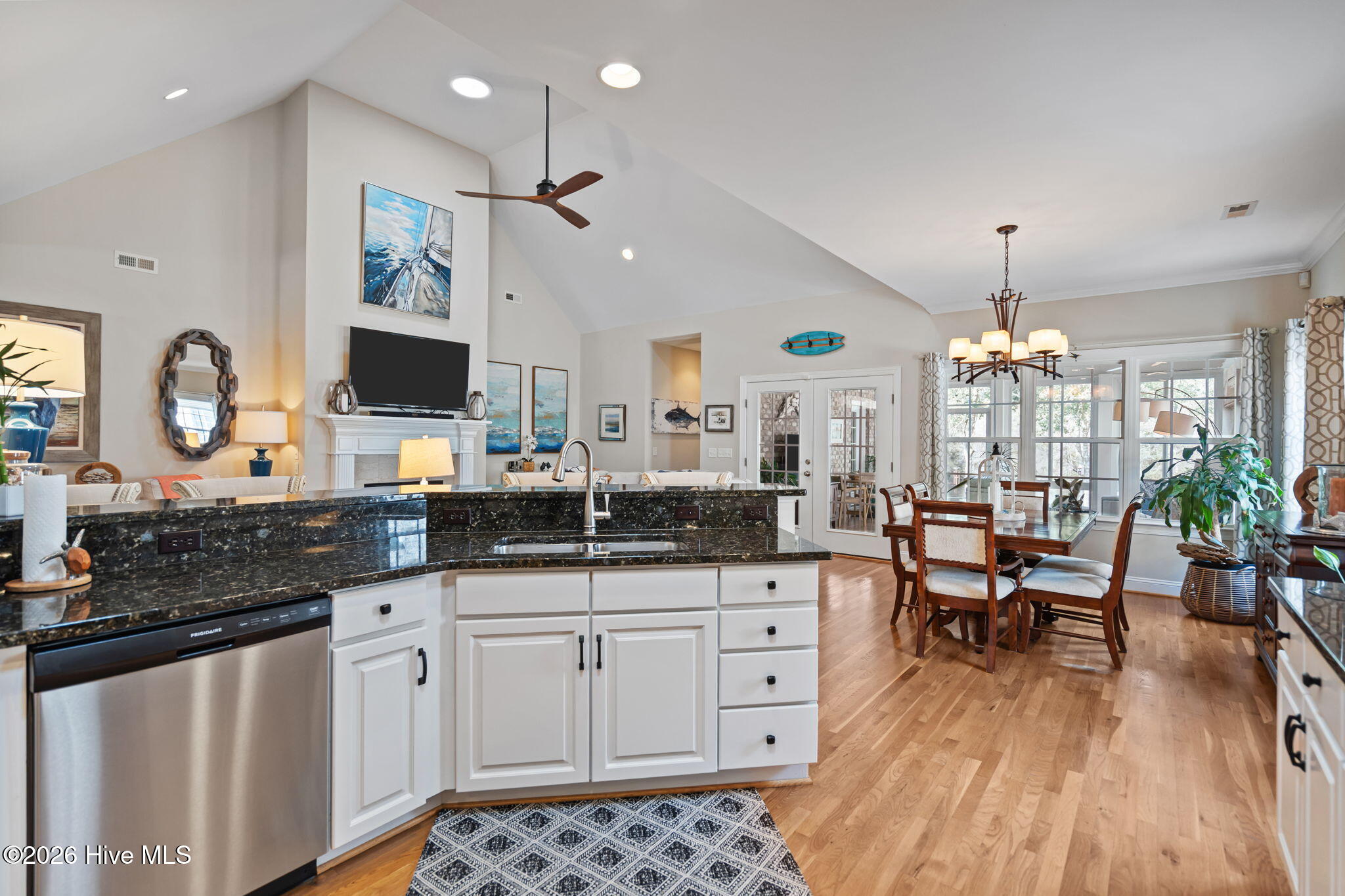 100562248 | Photo 18