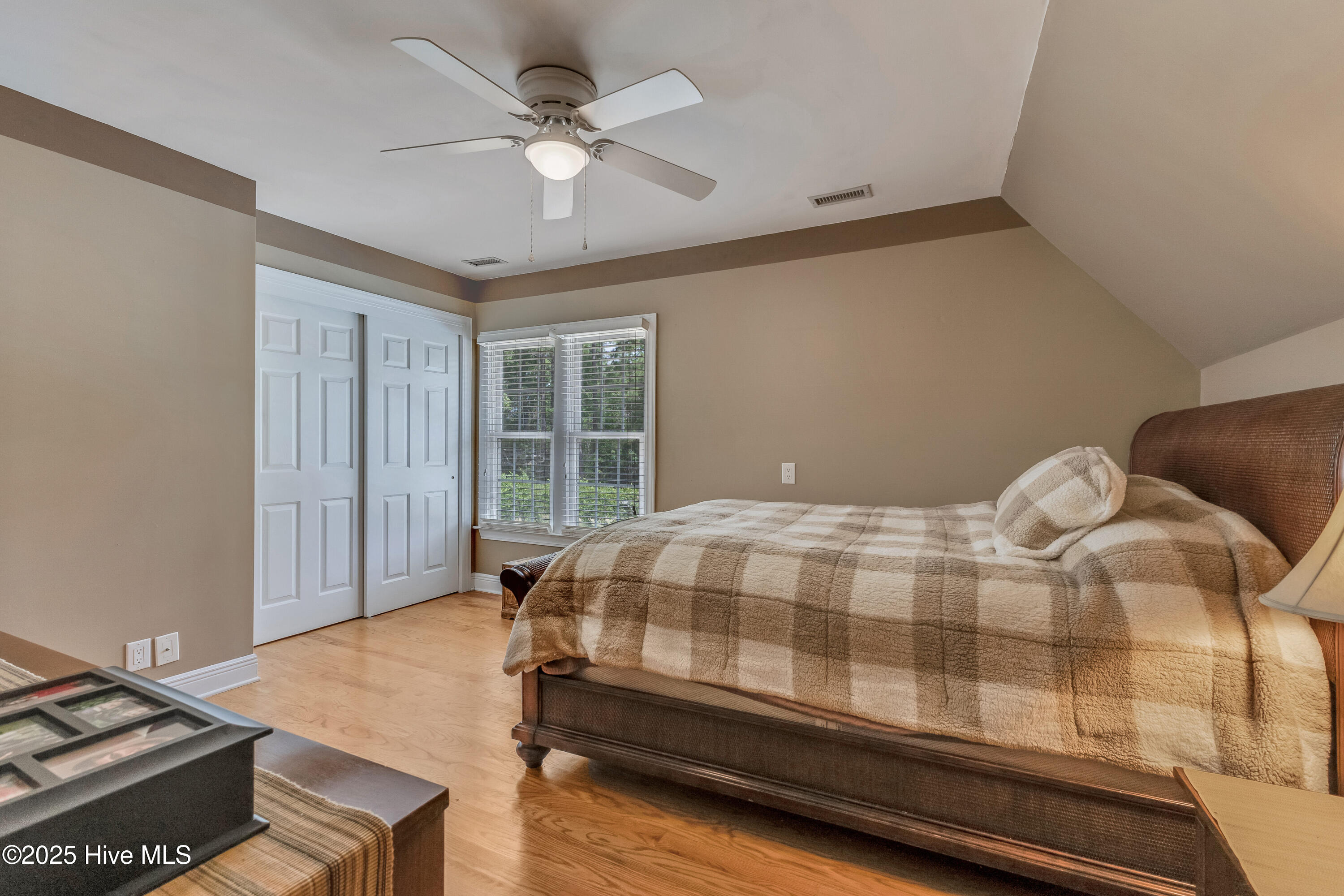 100562127 | Photo 33