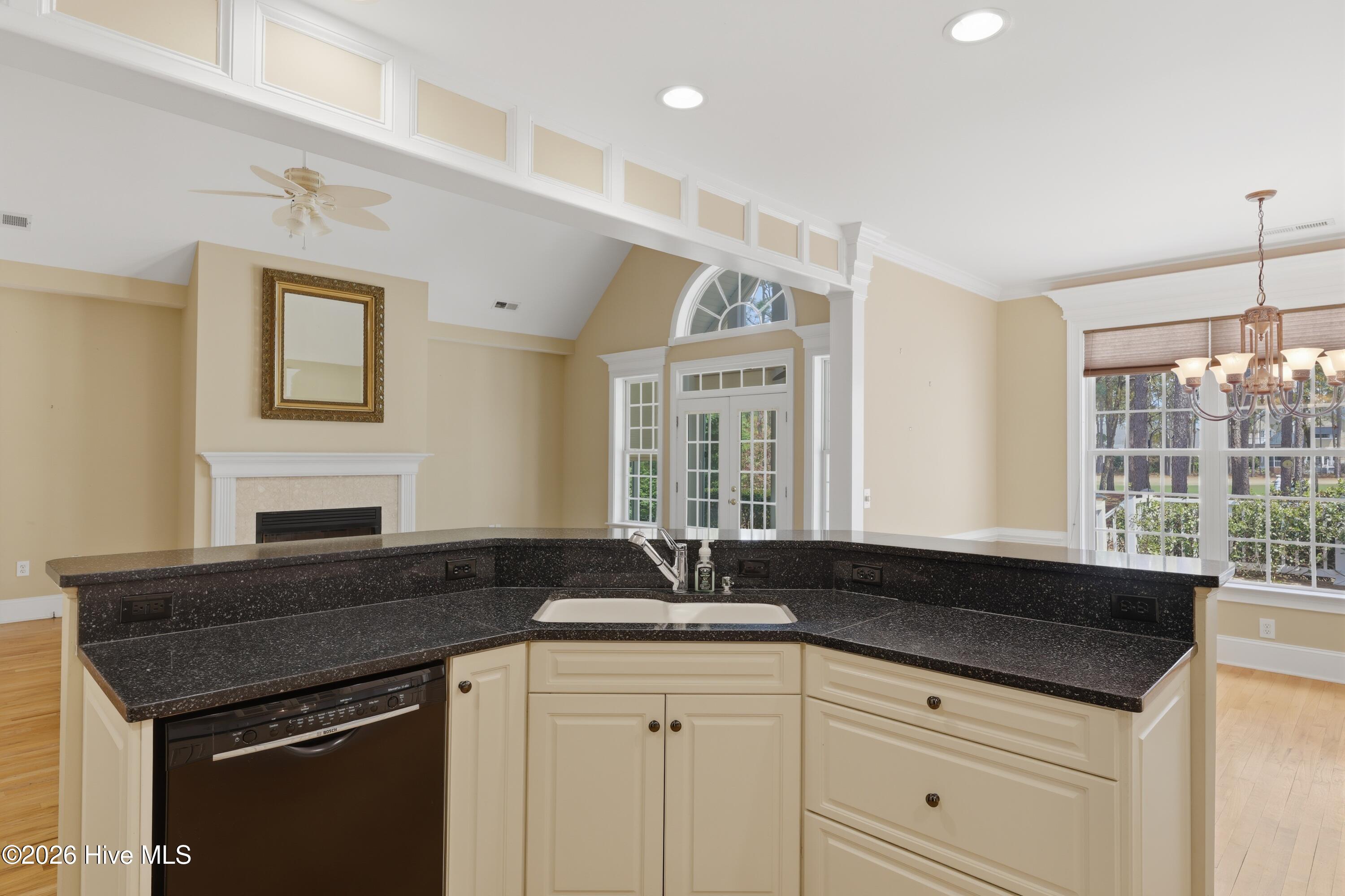 100564679 | Photo 28