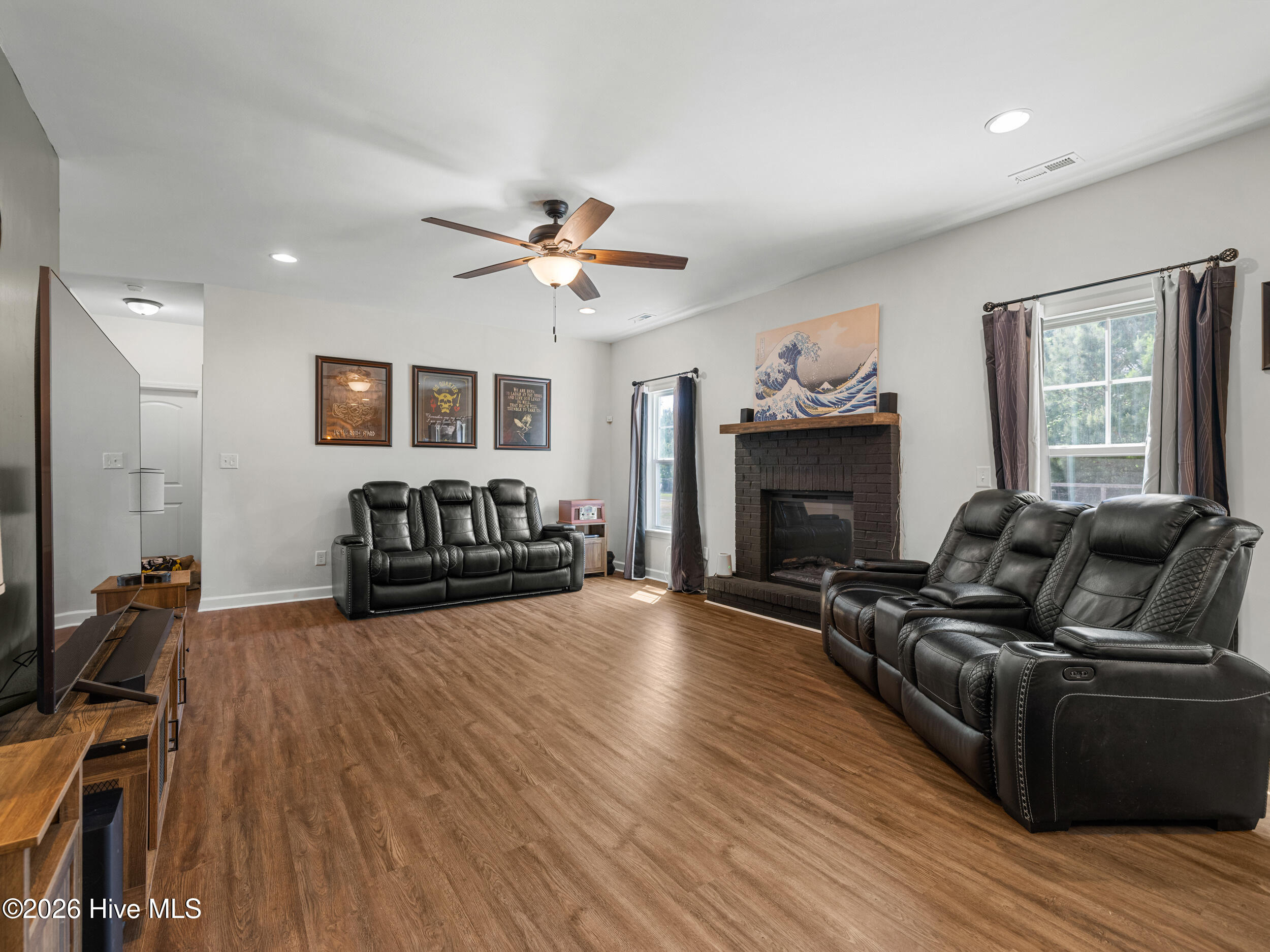 100570237 | Photo 30