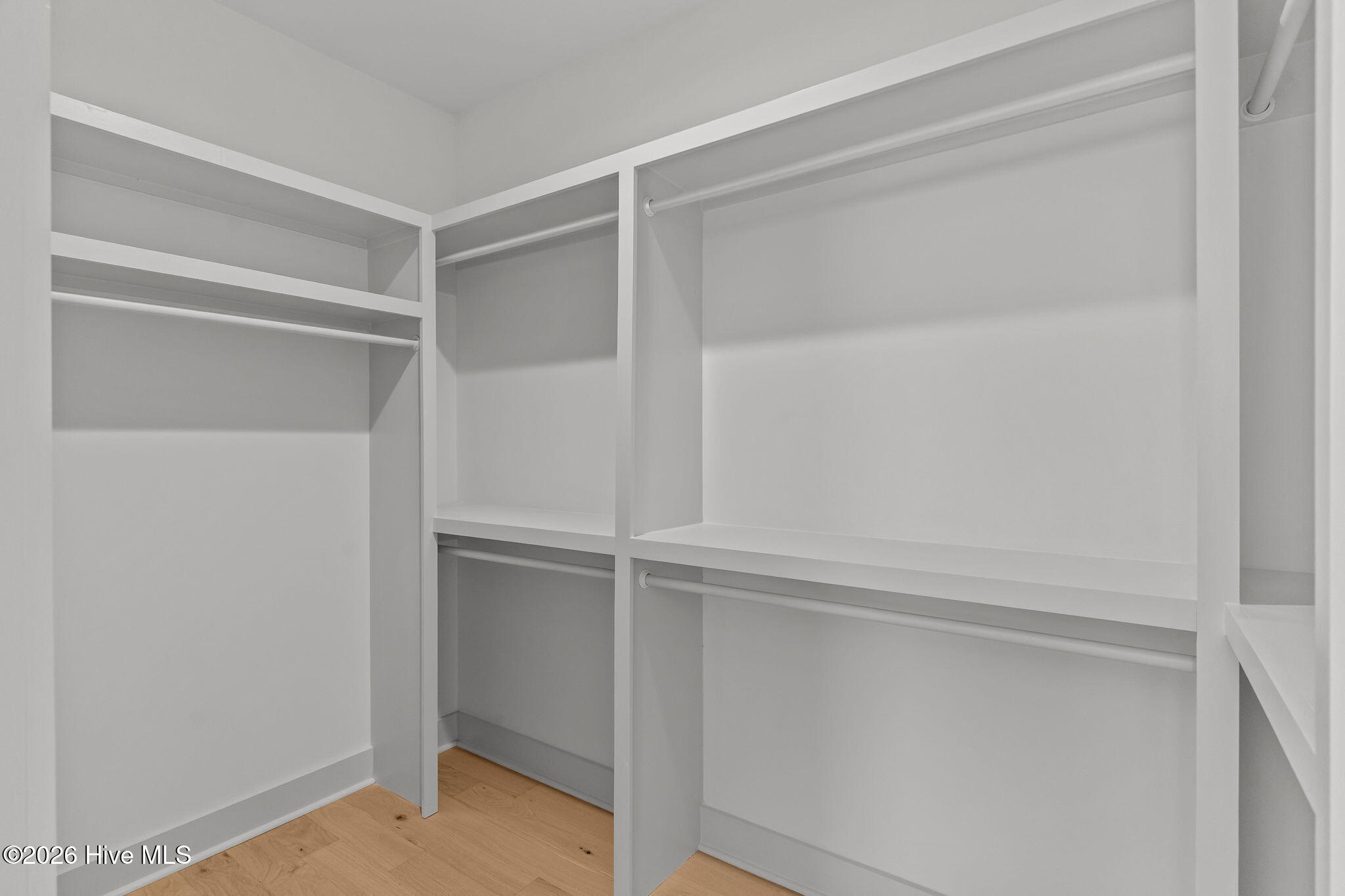 100548925 | Photo 27