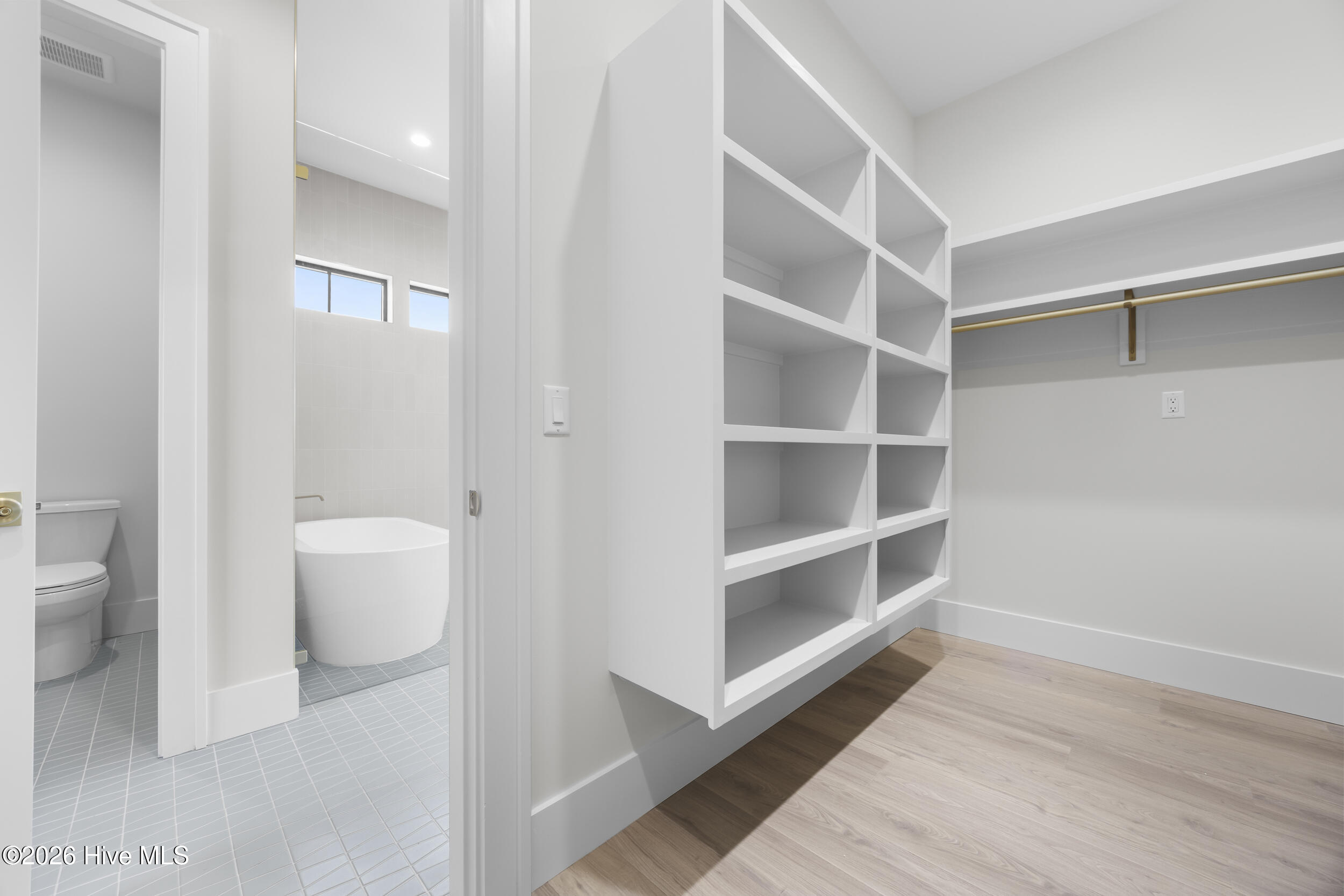 100561987 | Photo 27