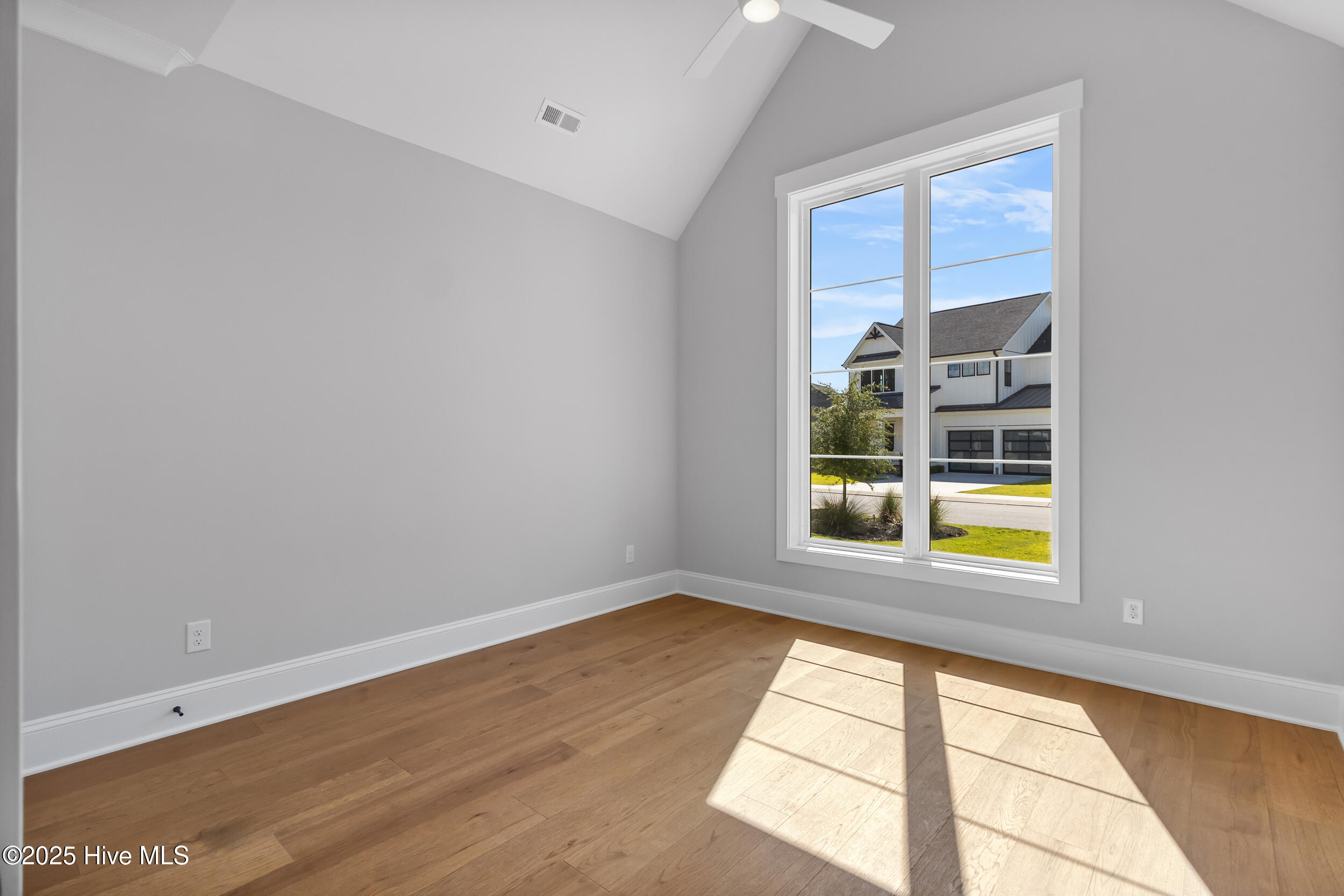 Bedroom/Office with vaulted ceilings