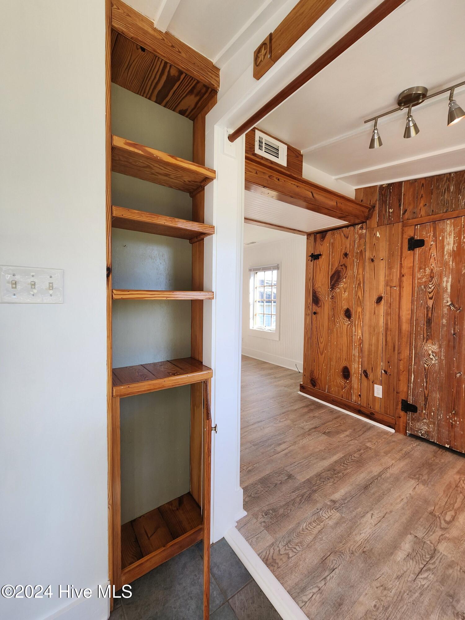 100570380 | Photo 23