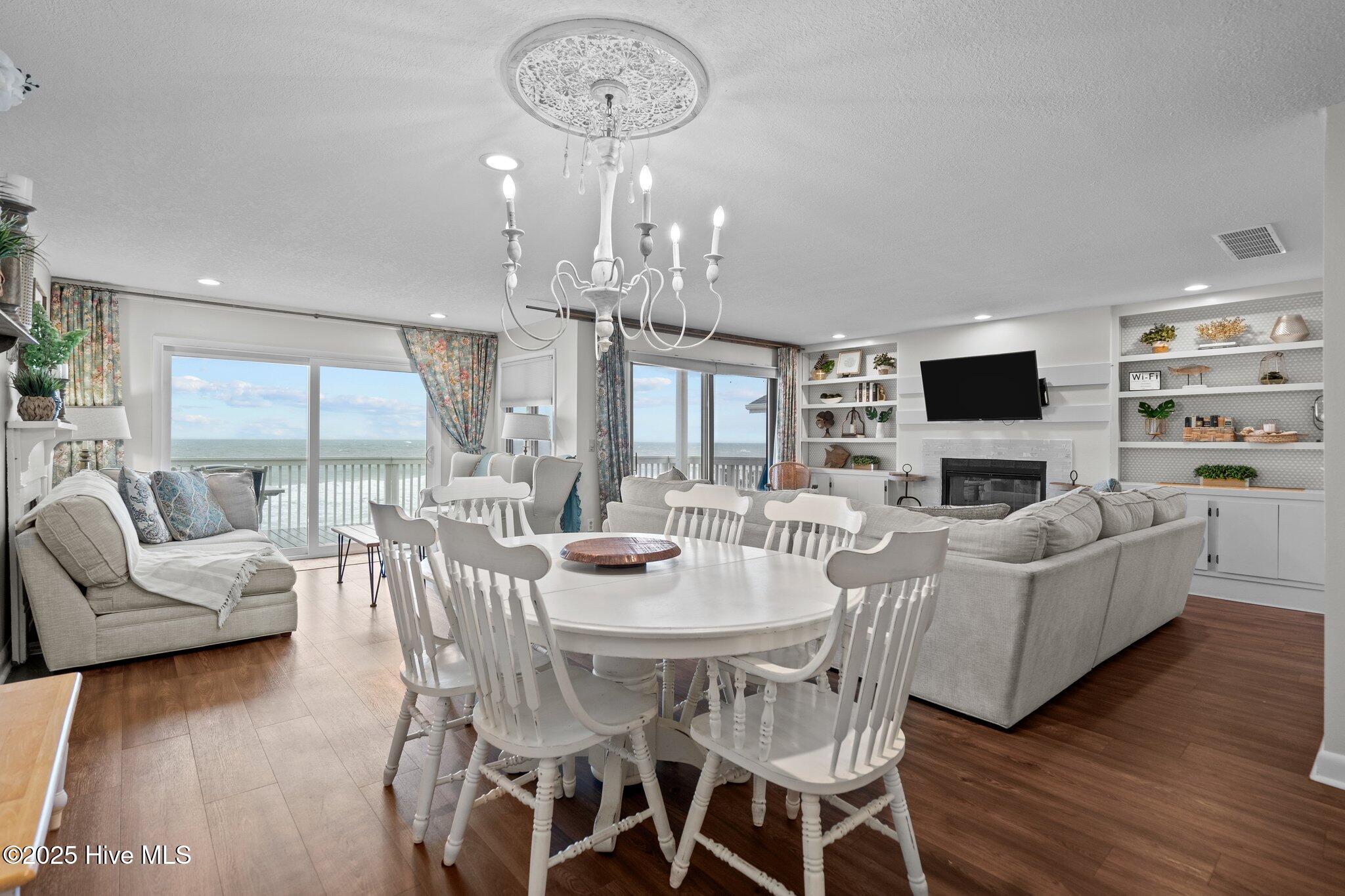 100564100 | Photo 43