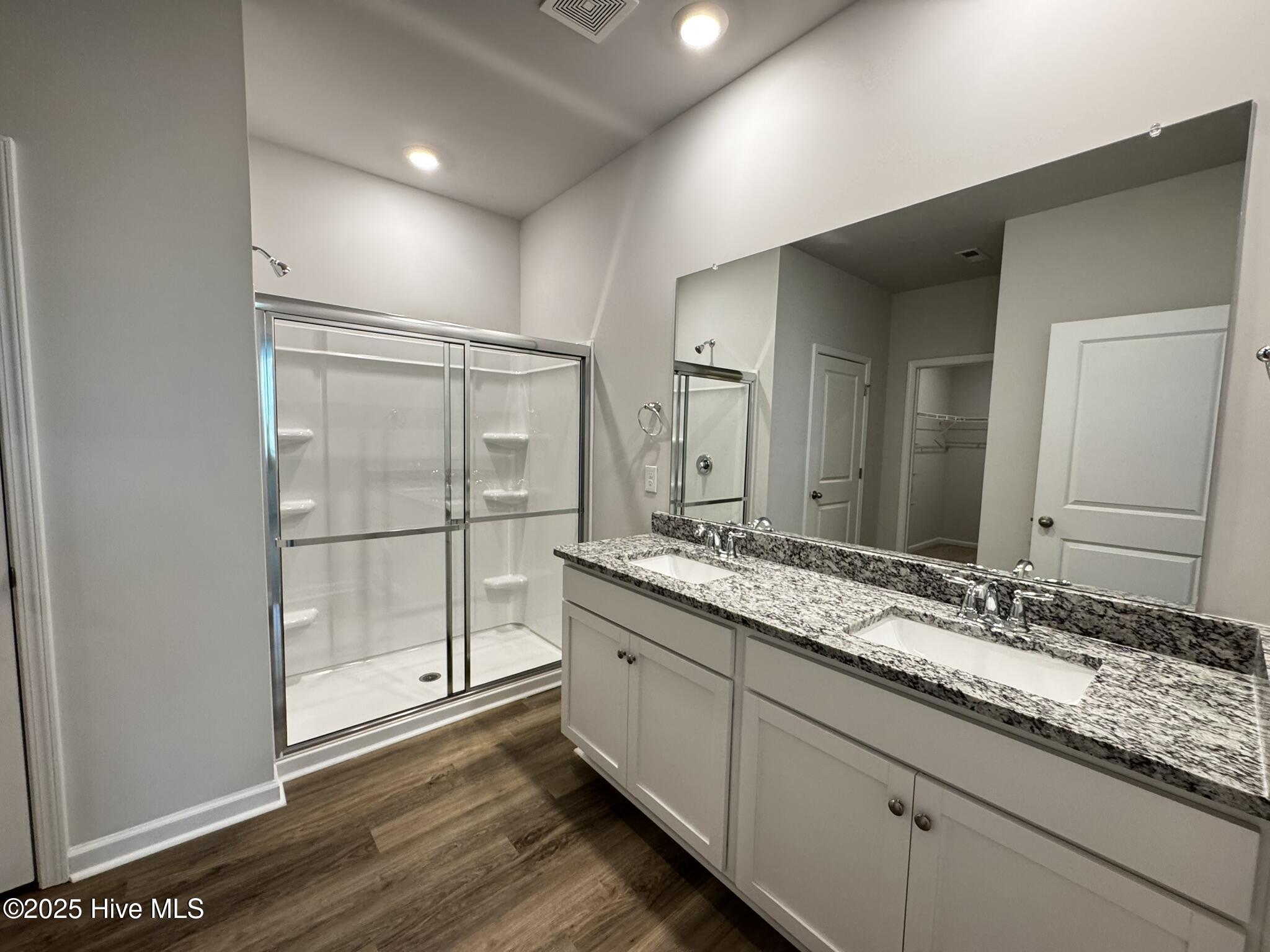 100565961 | Photo 18