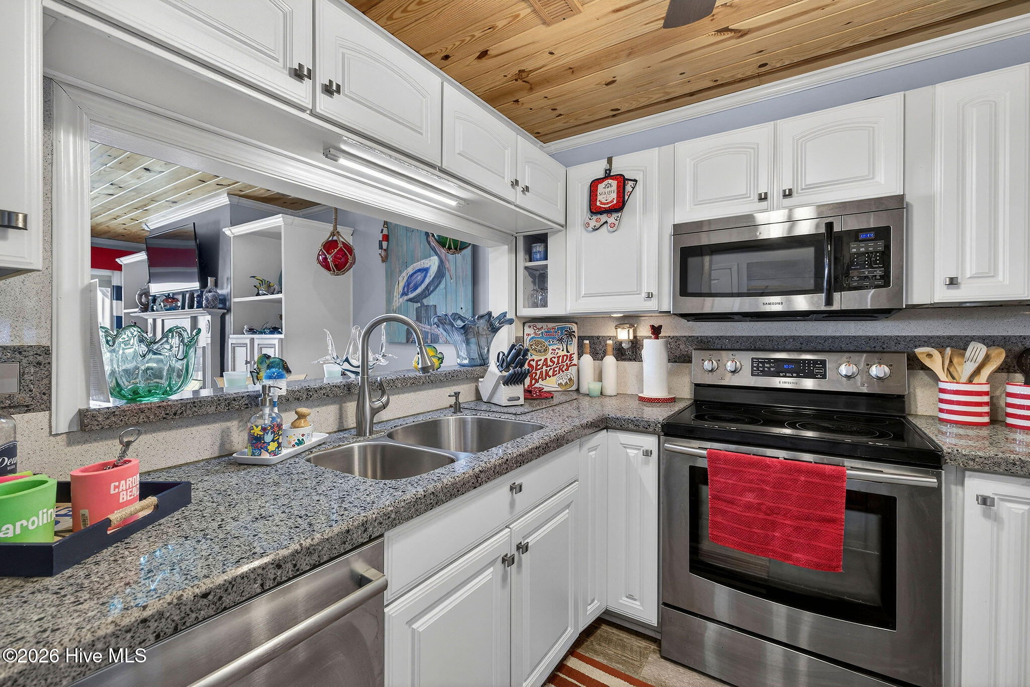 100564348 | Photo 15