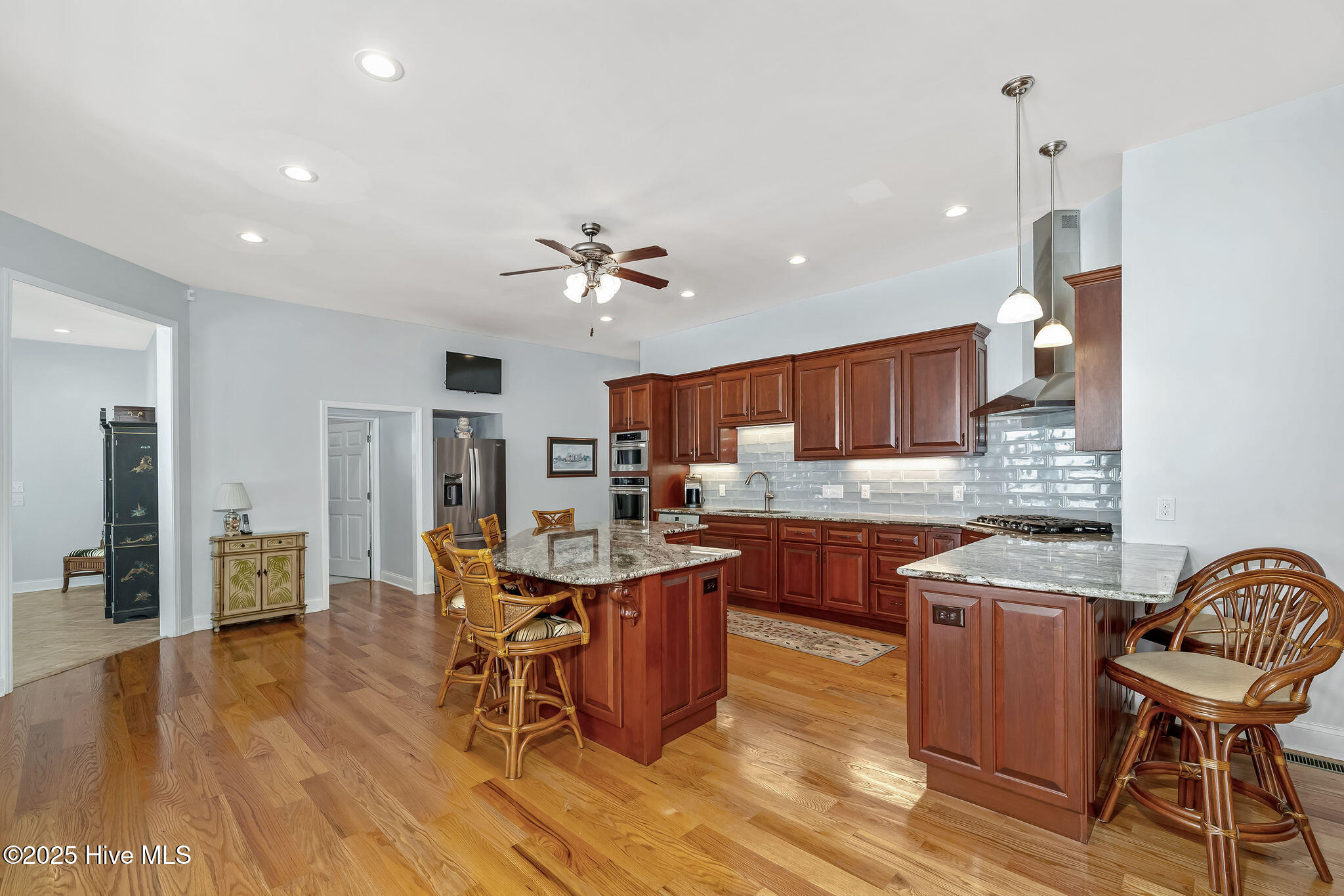 100534572 | Photo 15