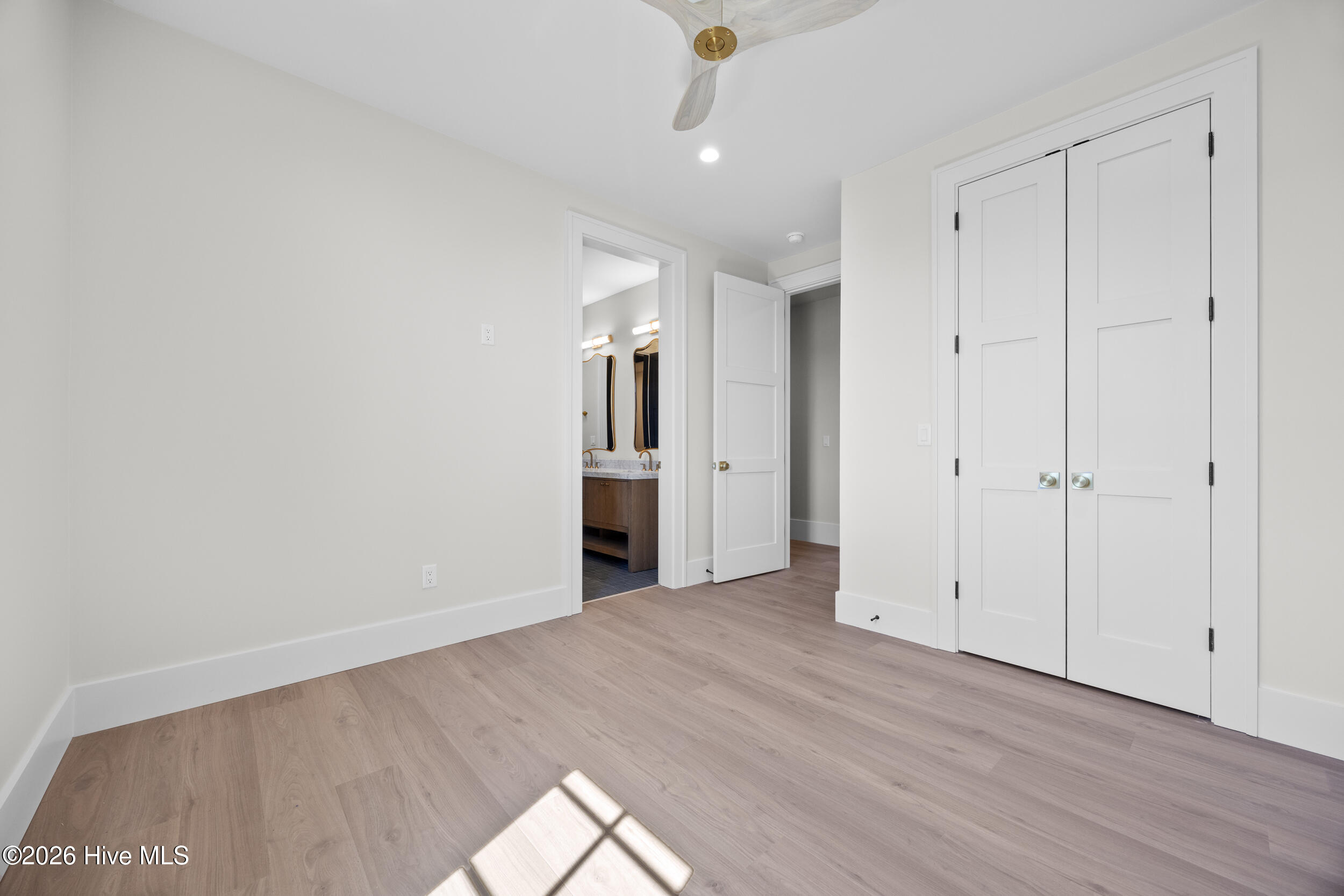 100561987 | Photo 59