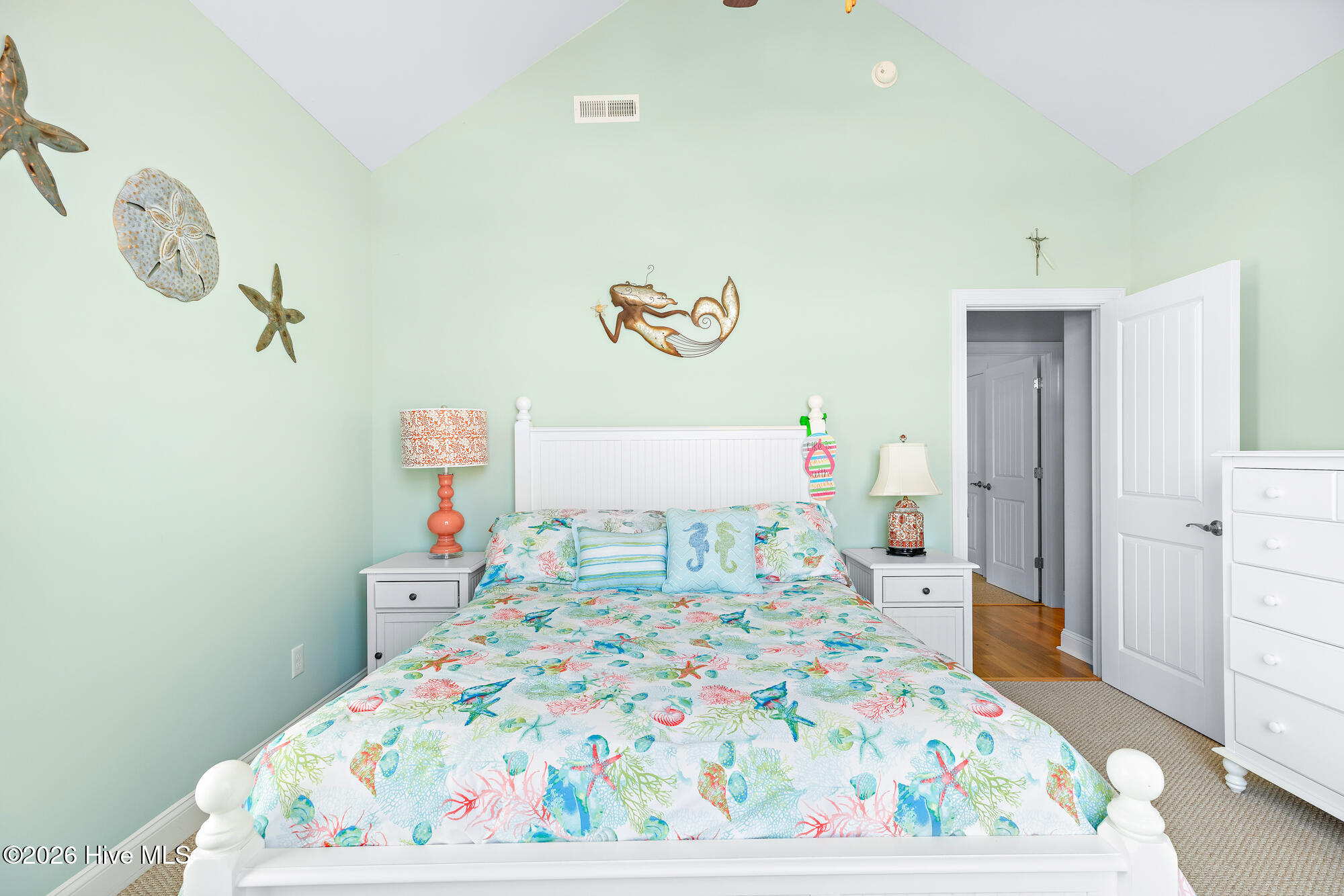 100567738 | Photo 33