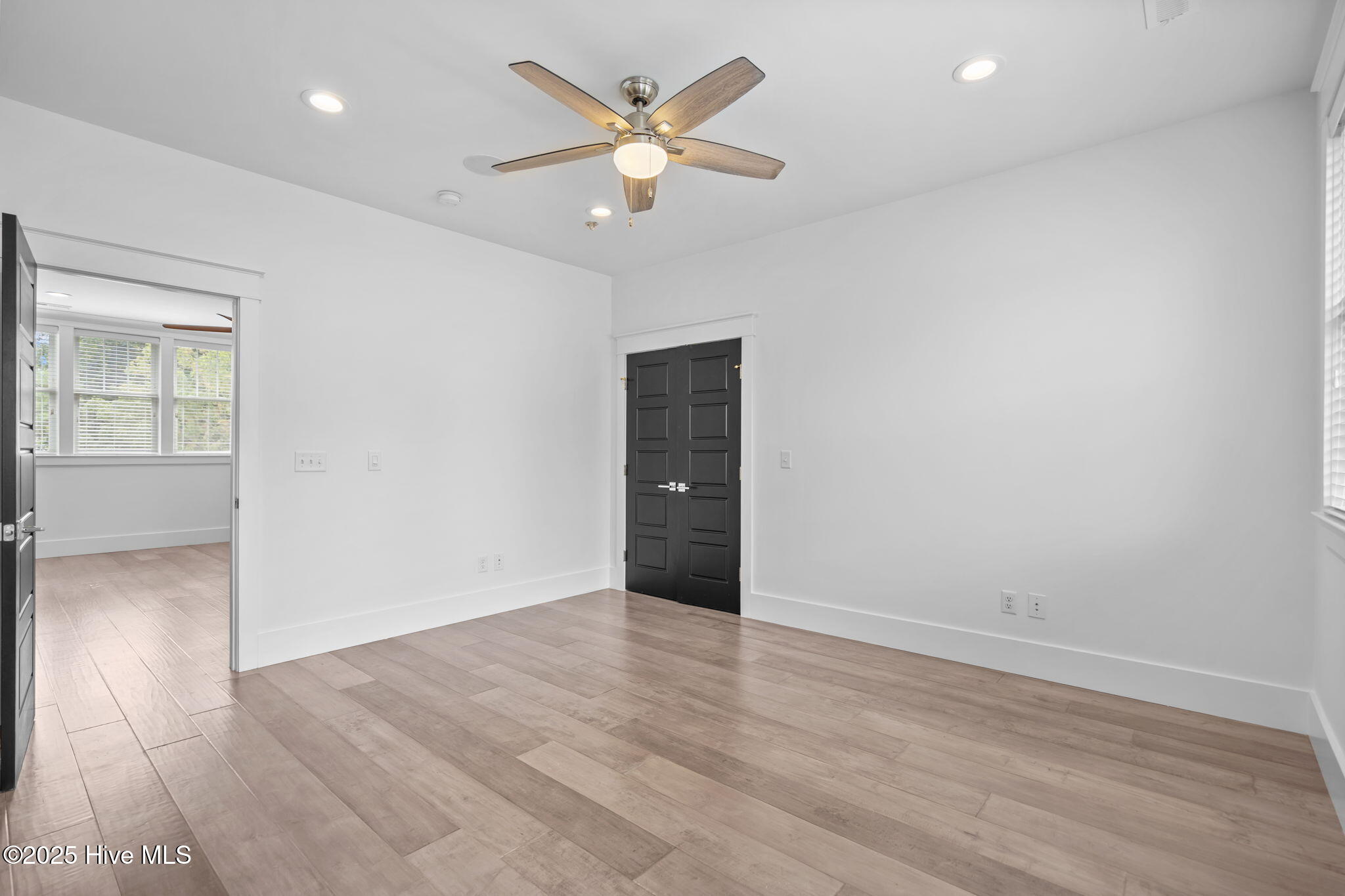 100532333 | Photo 61