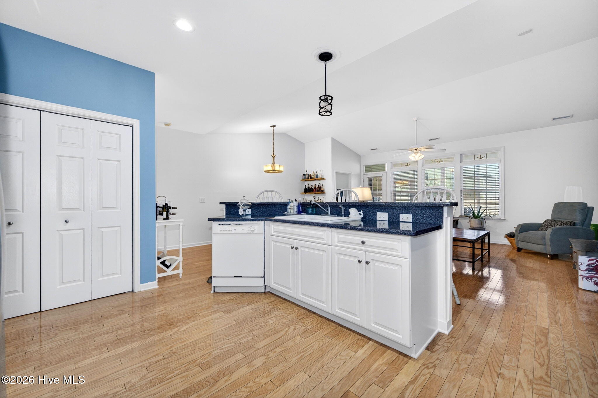 100570606 | Photo 11