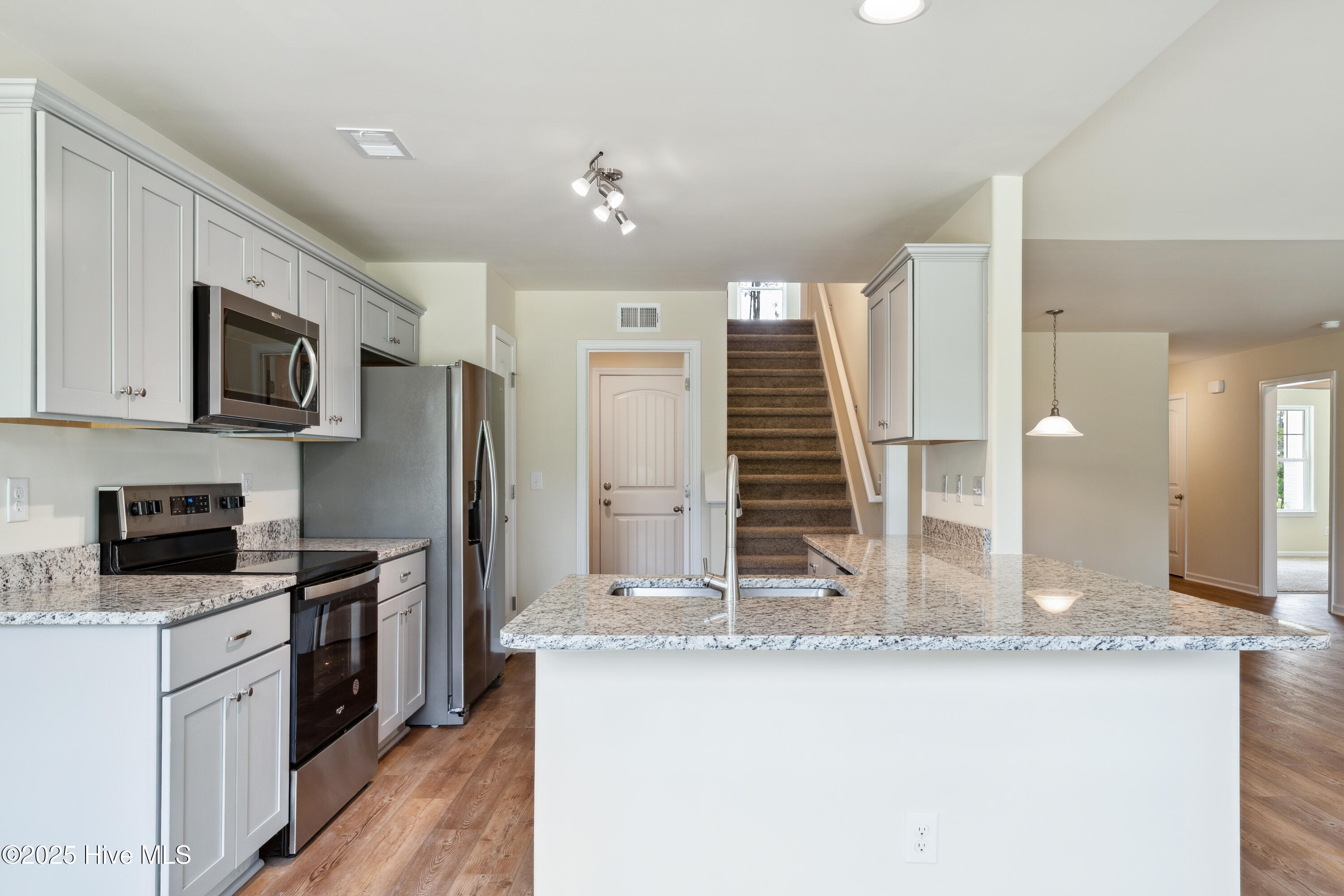 100485279 | Photo 17