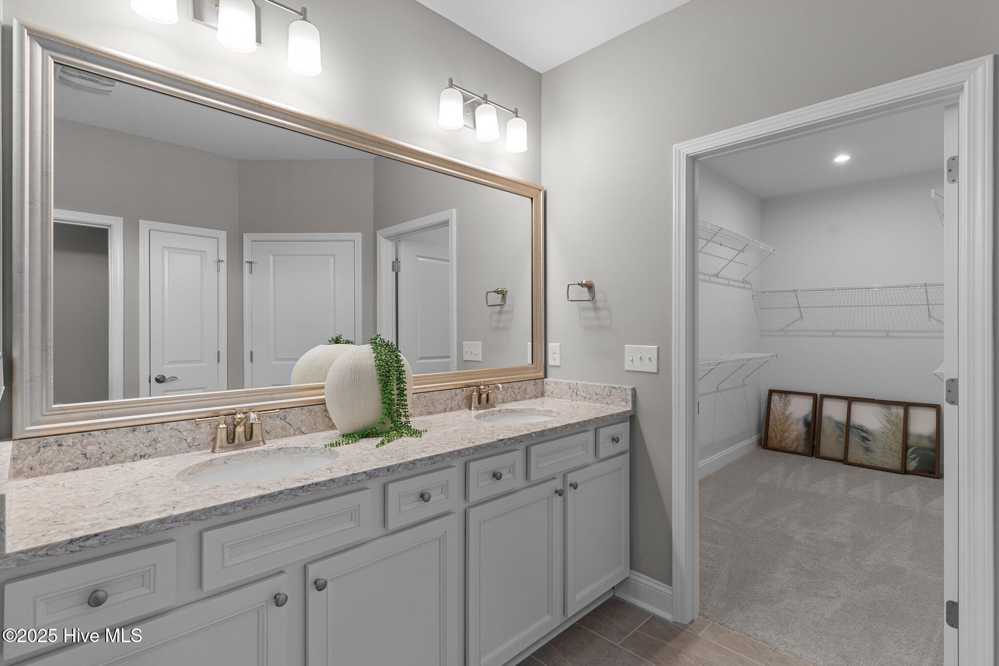 100570660 | Photo 15