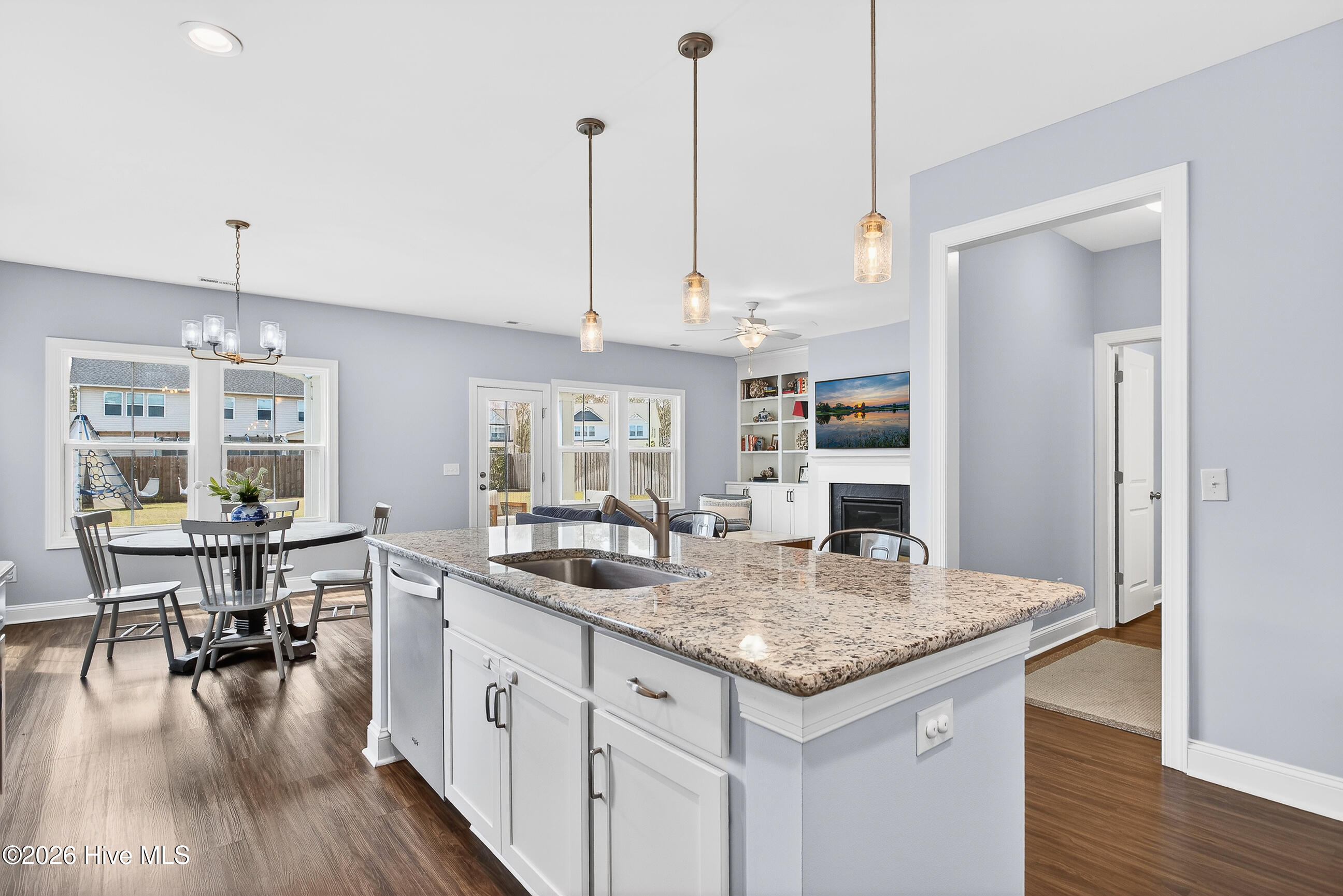 100563348 | Photo 13