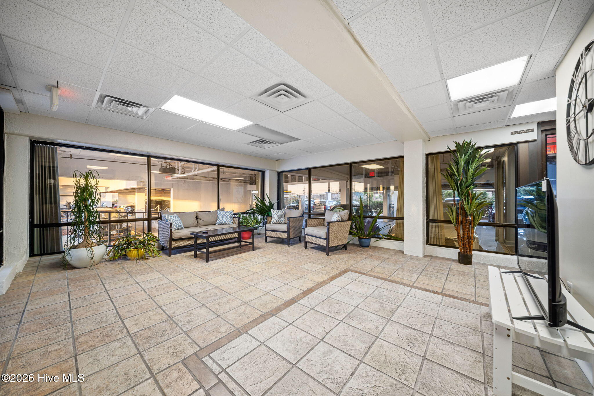 100561772 | Photo 43