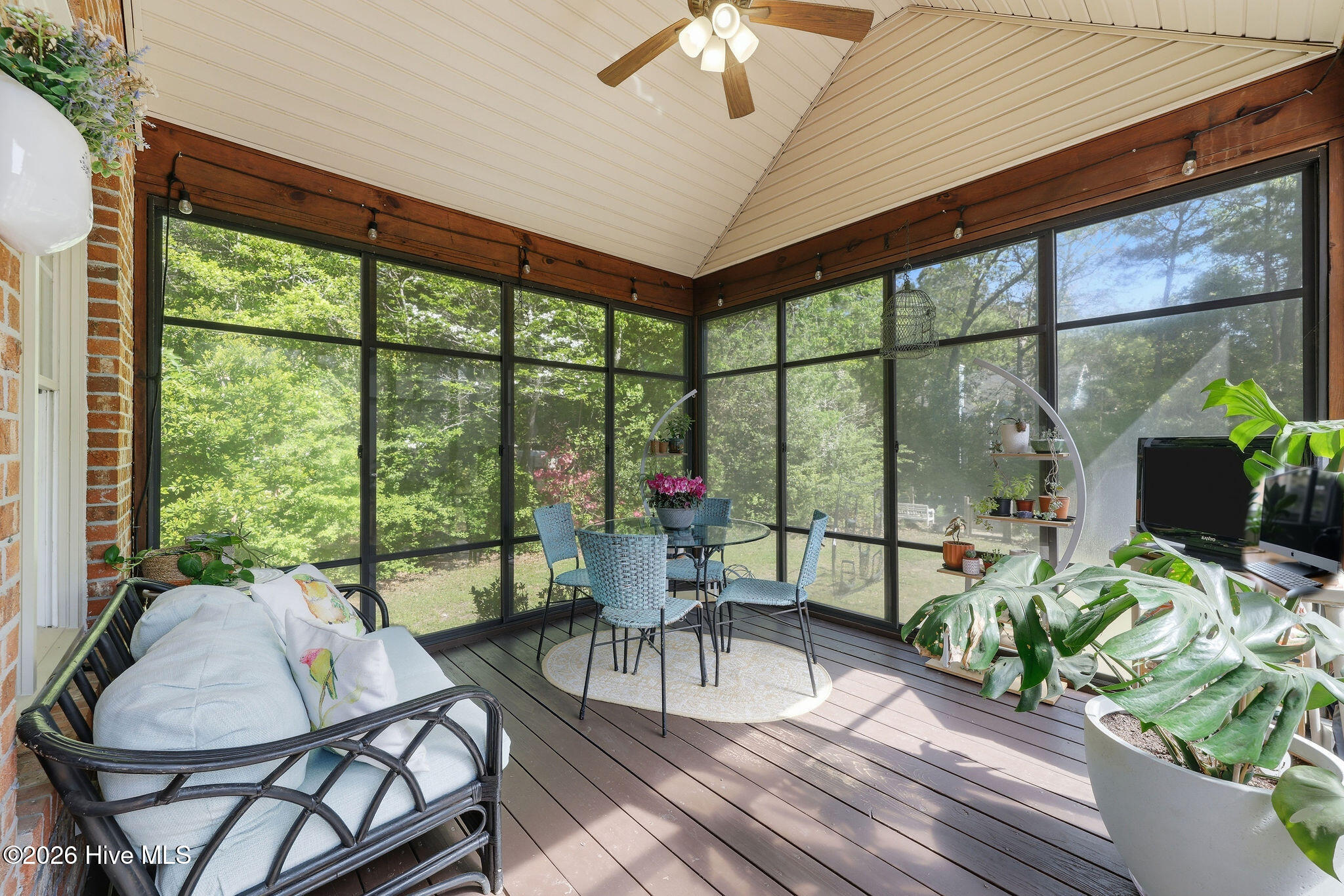 100565672 | Photo 44