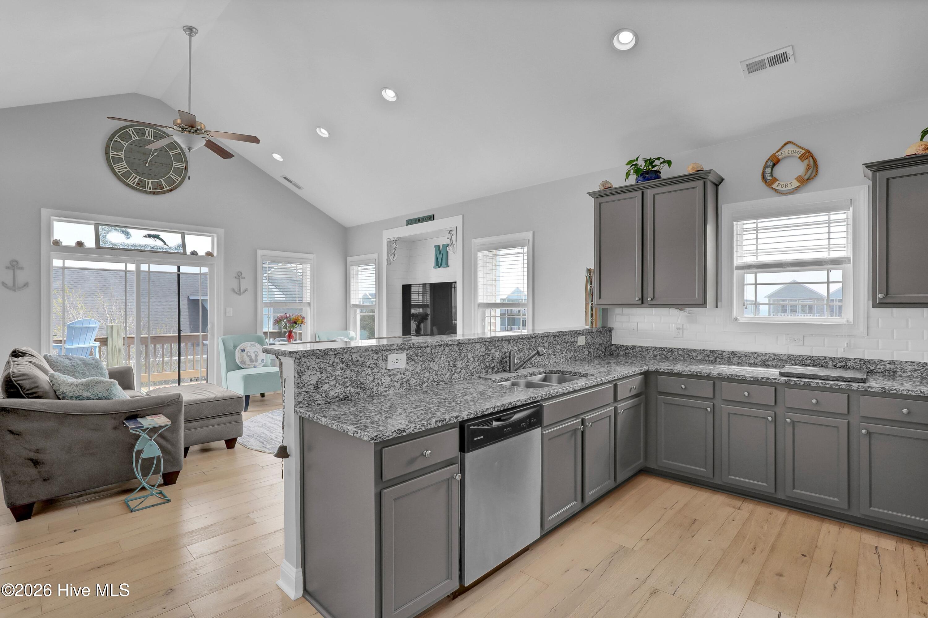 100564246 | Photo 12