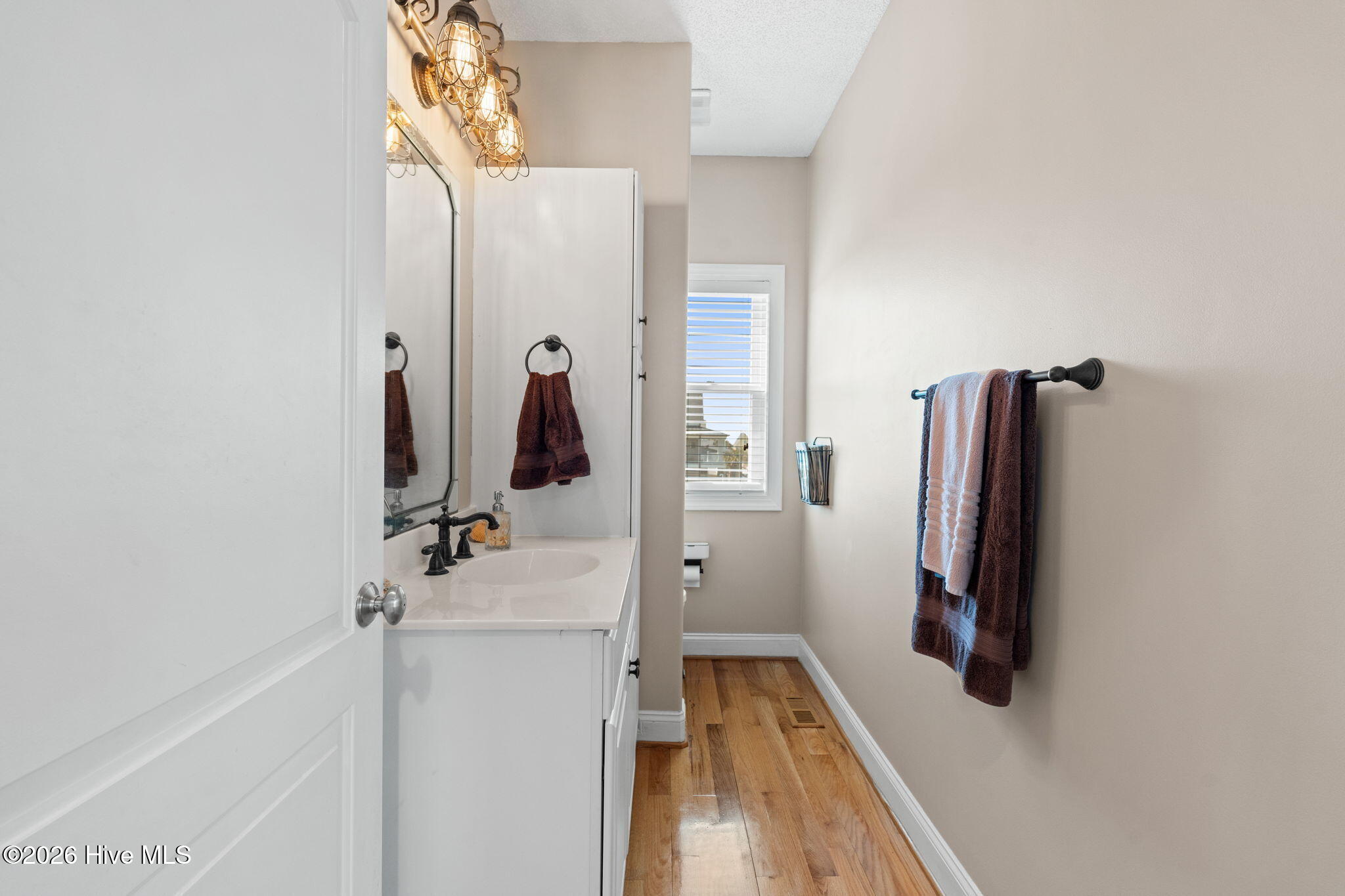 100561673 | Photo 43