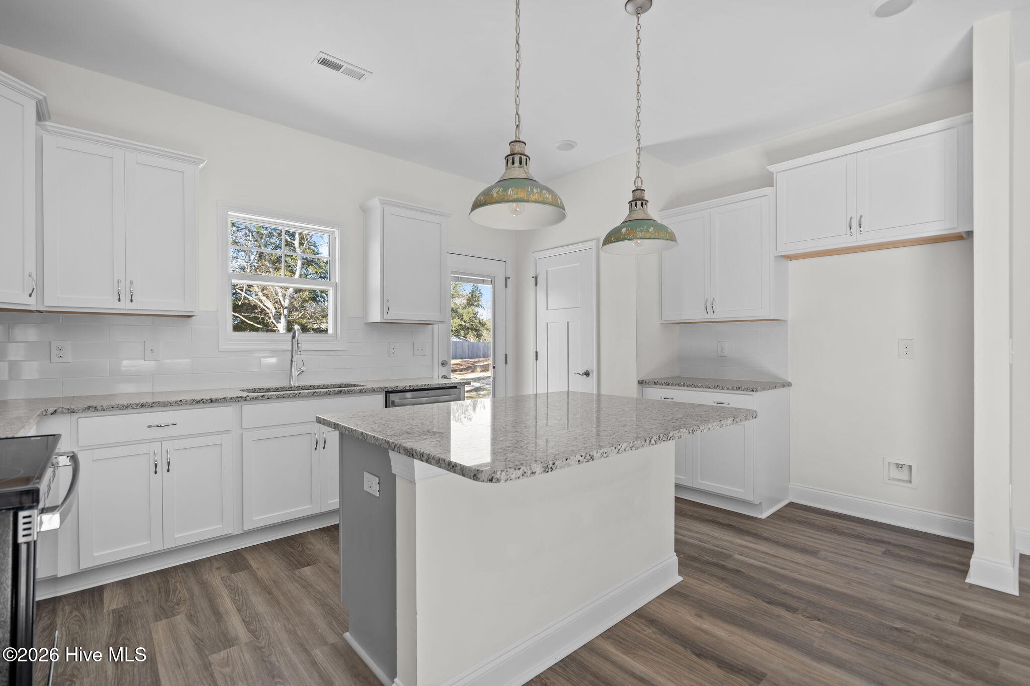 100528702 | Photo 16