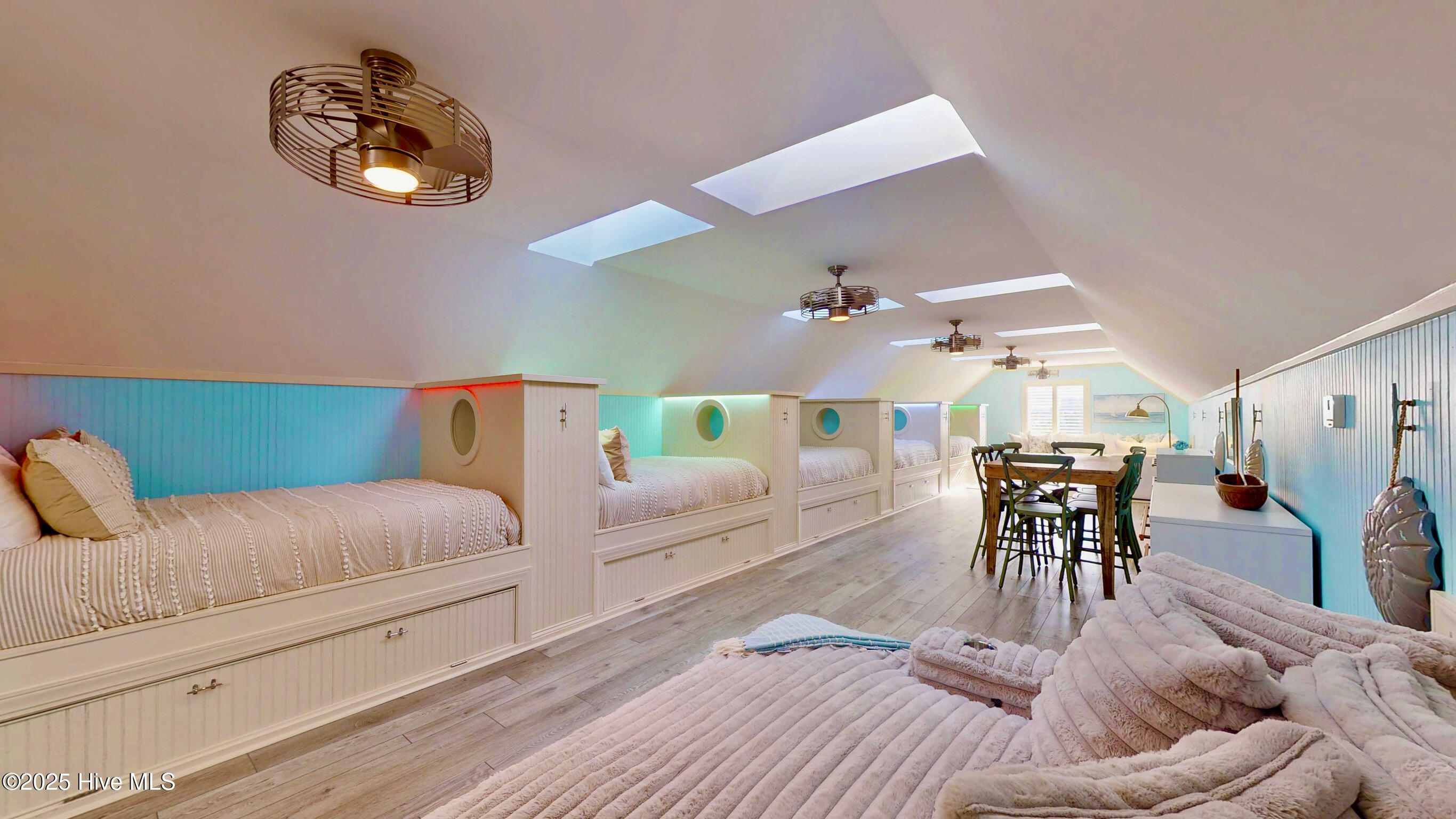 100543231 | Photo 74