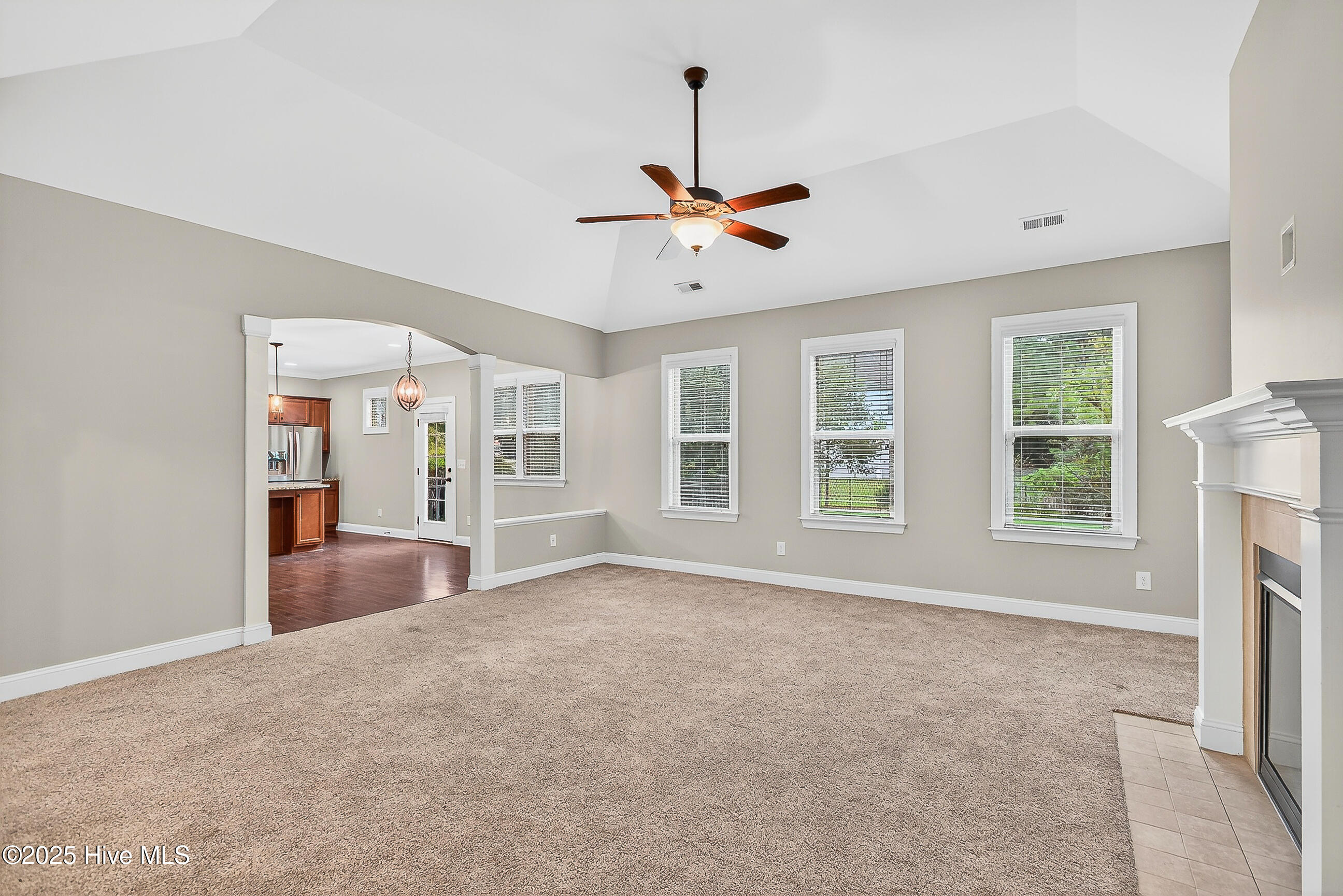 100534677 | Photo 15