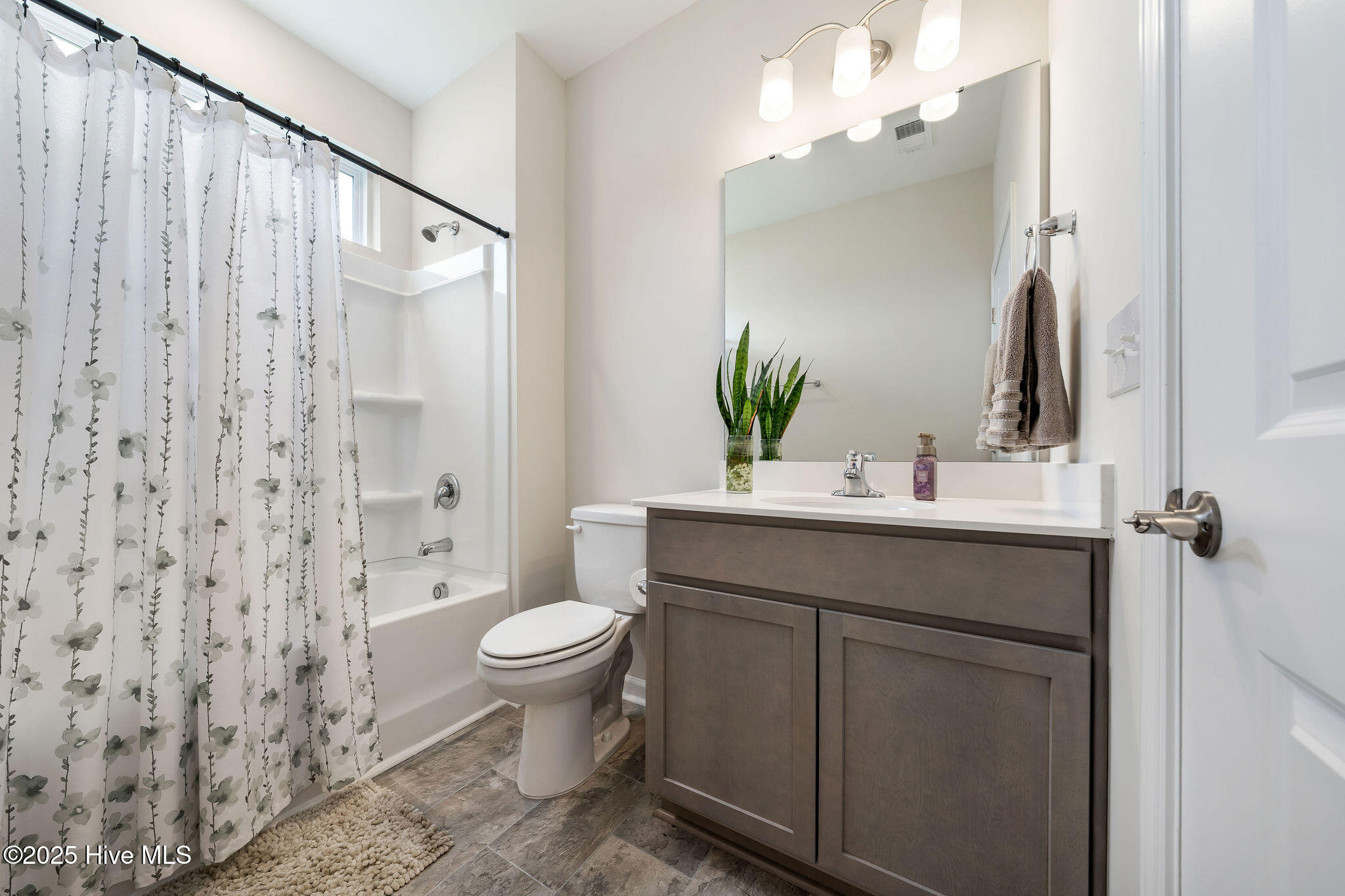 100542569 | Photo 12