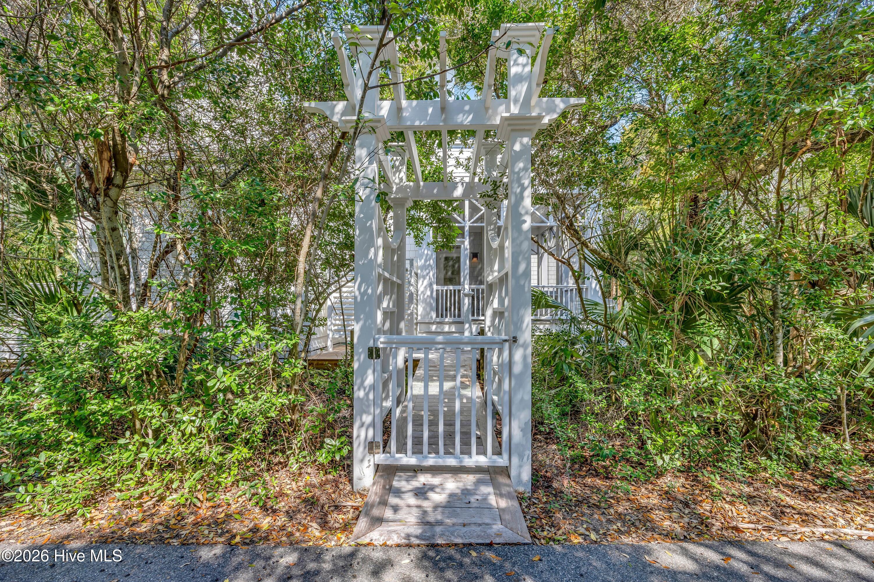 100567930 | Photo 51