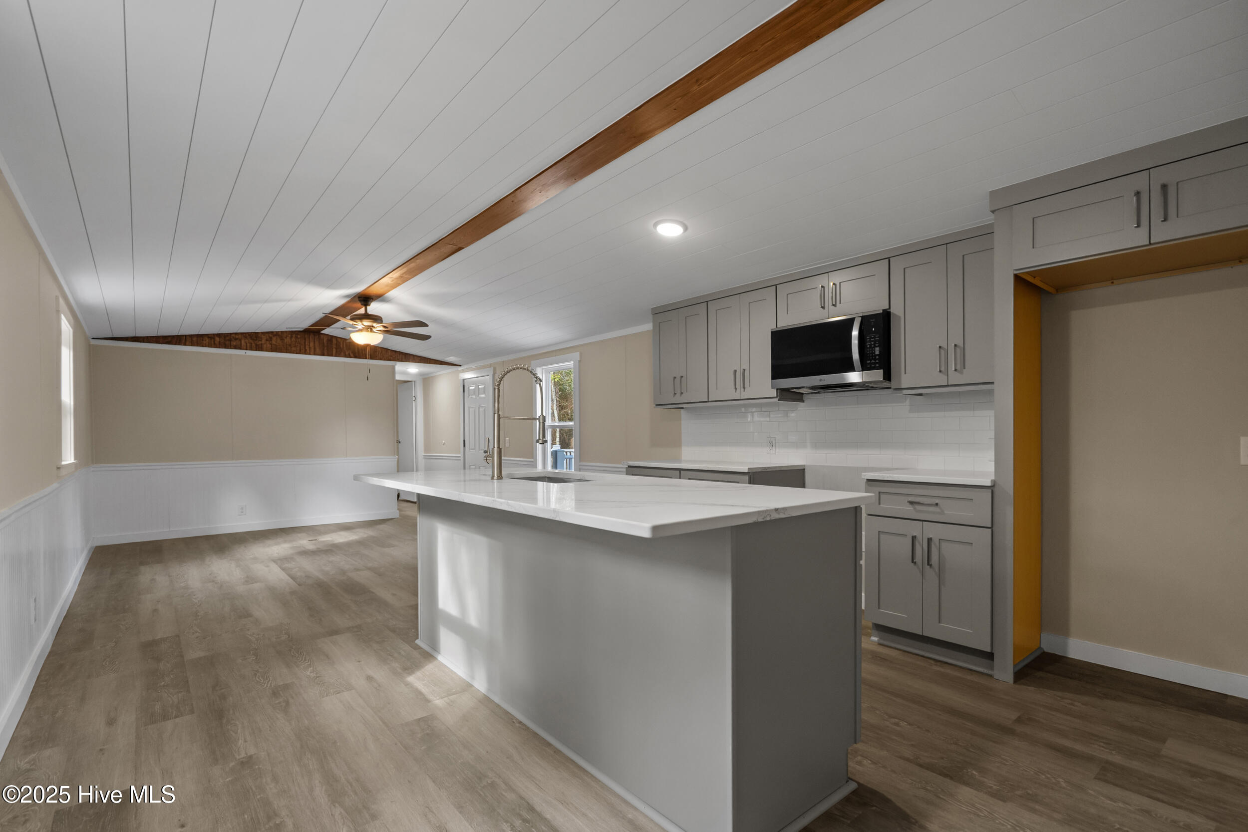 100544386 | Photo 10